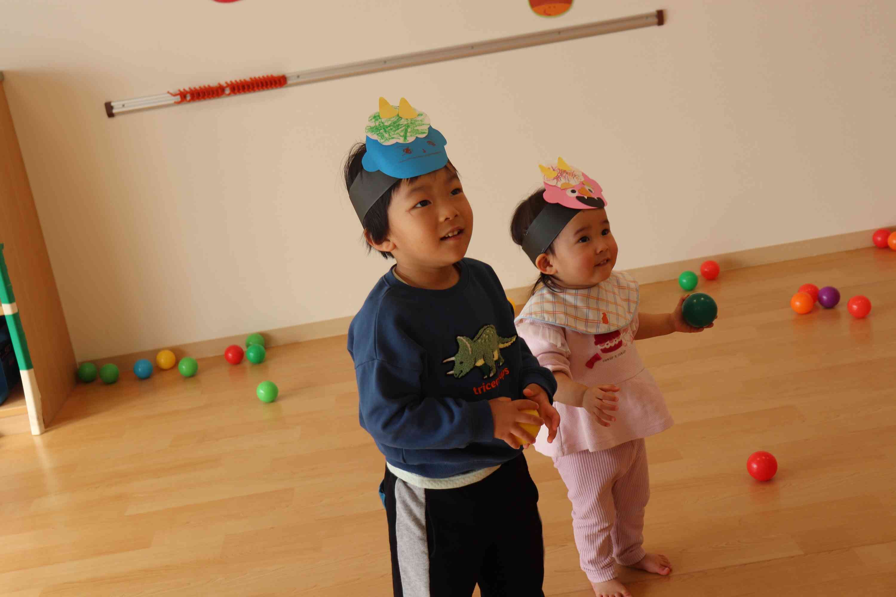 大きな風船に釘付け！！