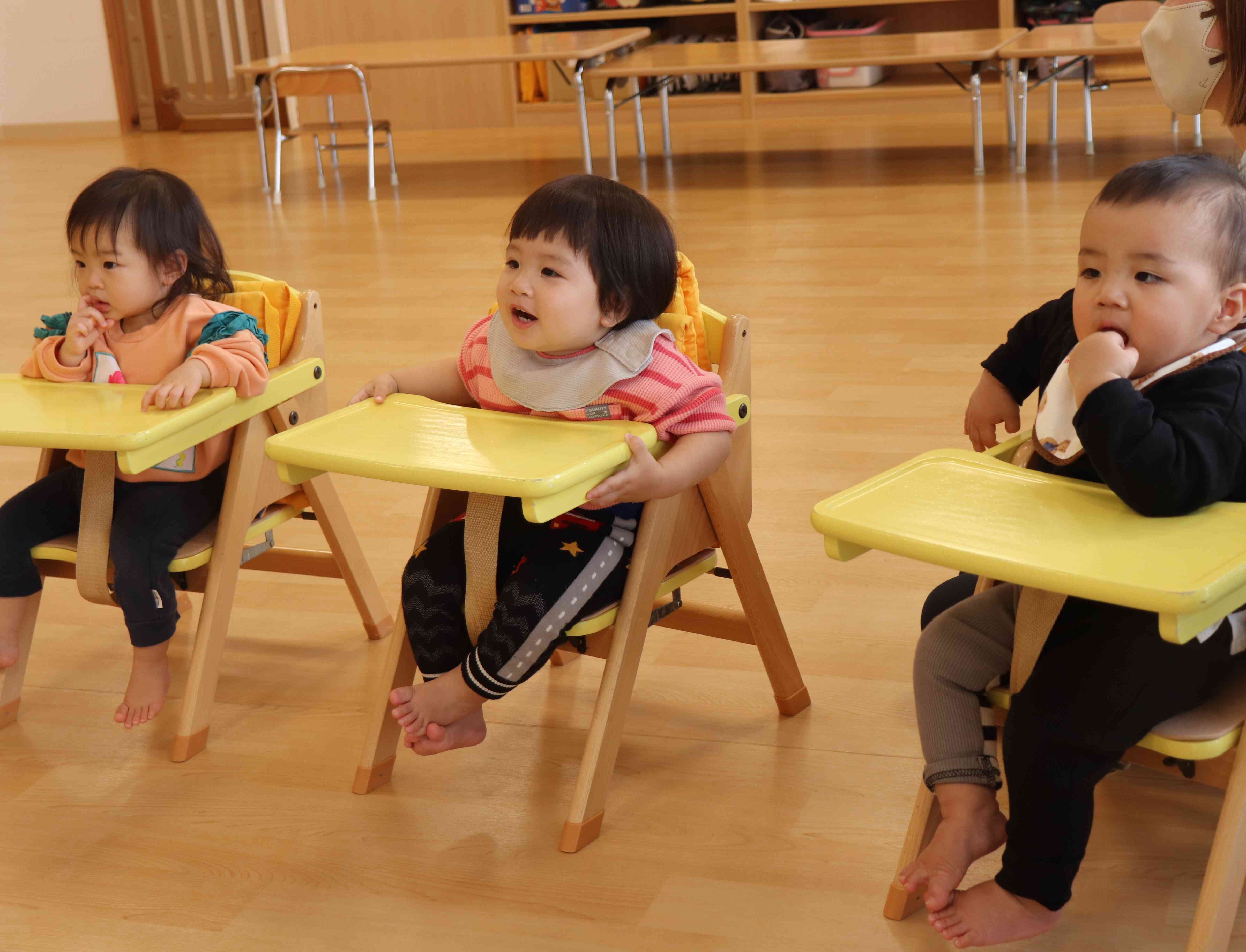 0歳児さん達もジーっと見つめて参加していましたよ♪