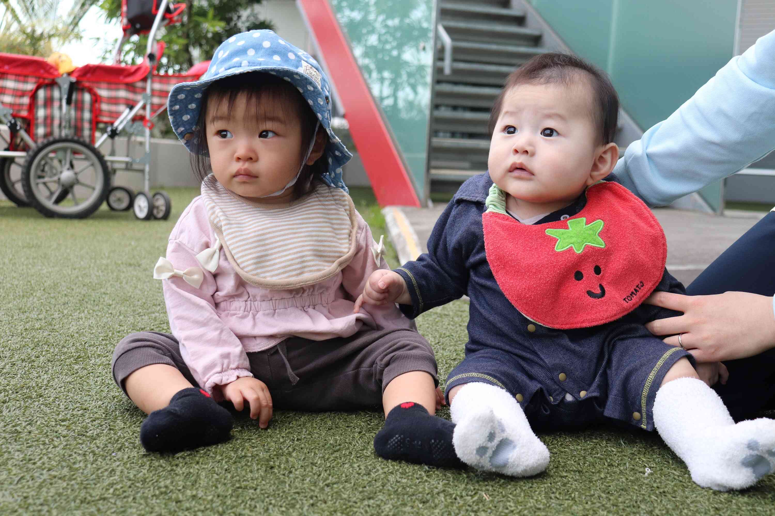 お兄ちゃんお姉ちゃんの遊んでいる様子を見ているひよこ組のお友だち♪