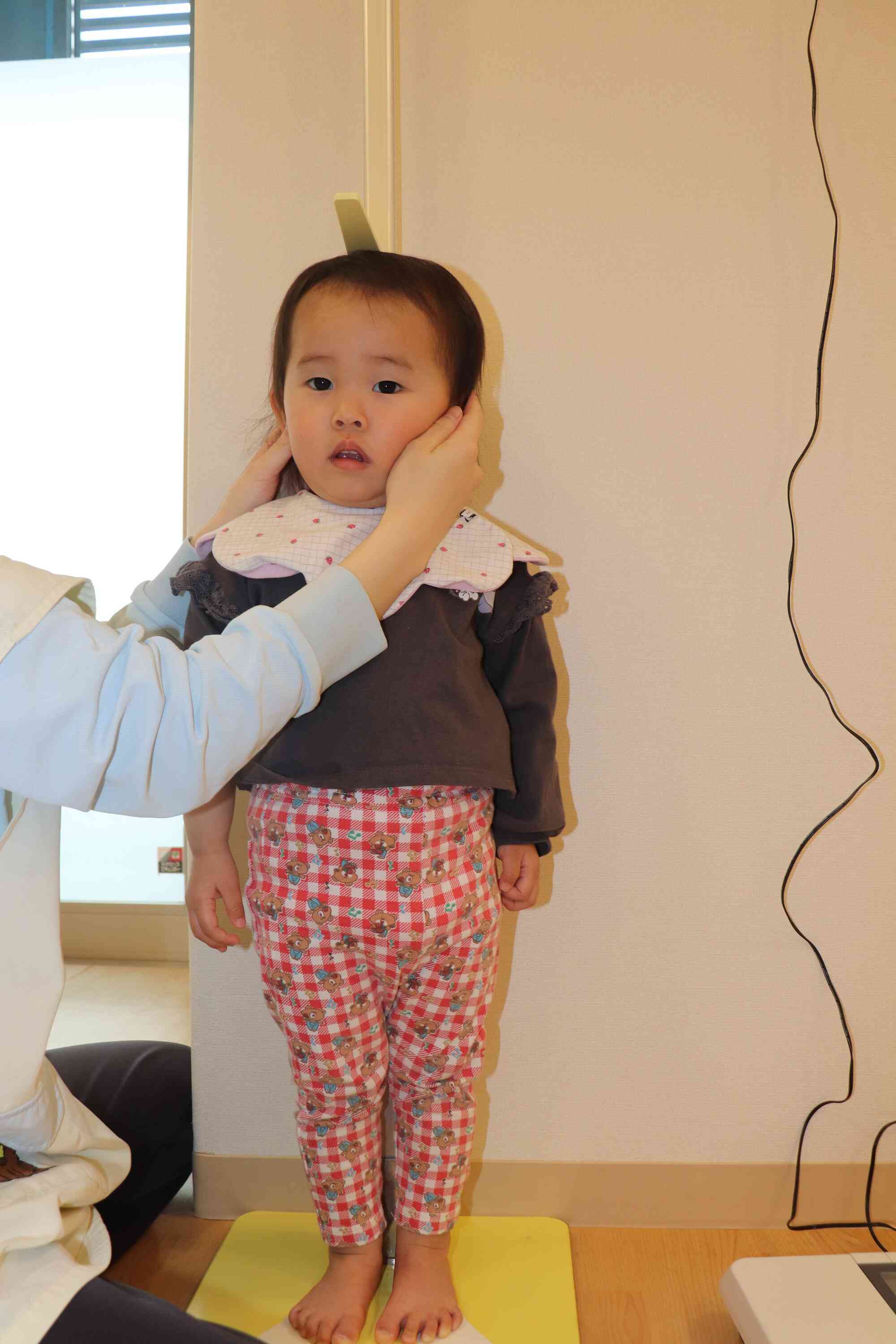 自分の番をまだかまだかと待っていたお友だち！早く測ってもらいたかったようです。