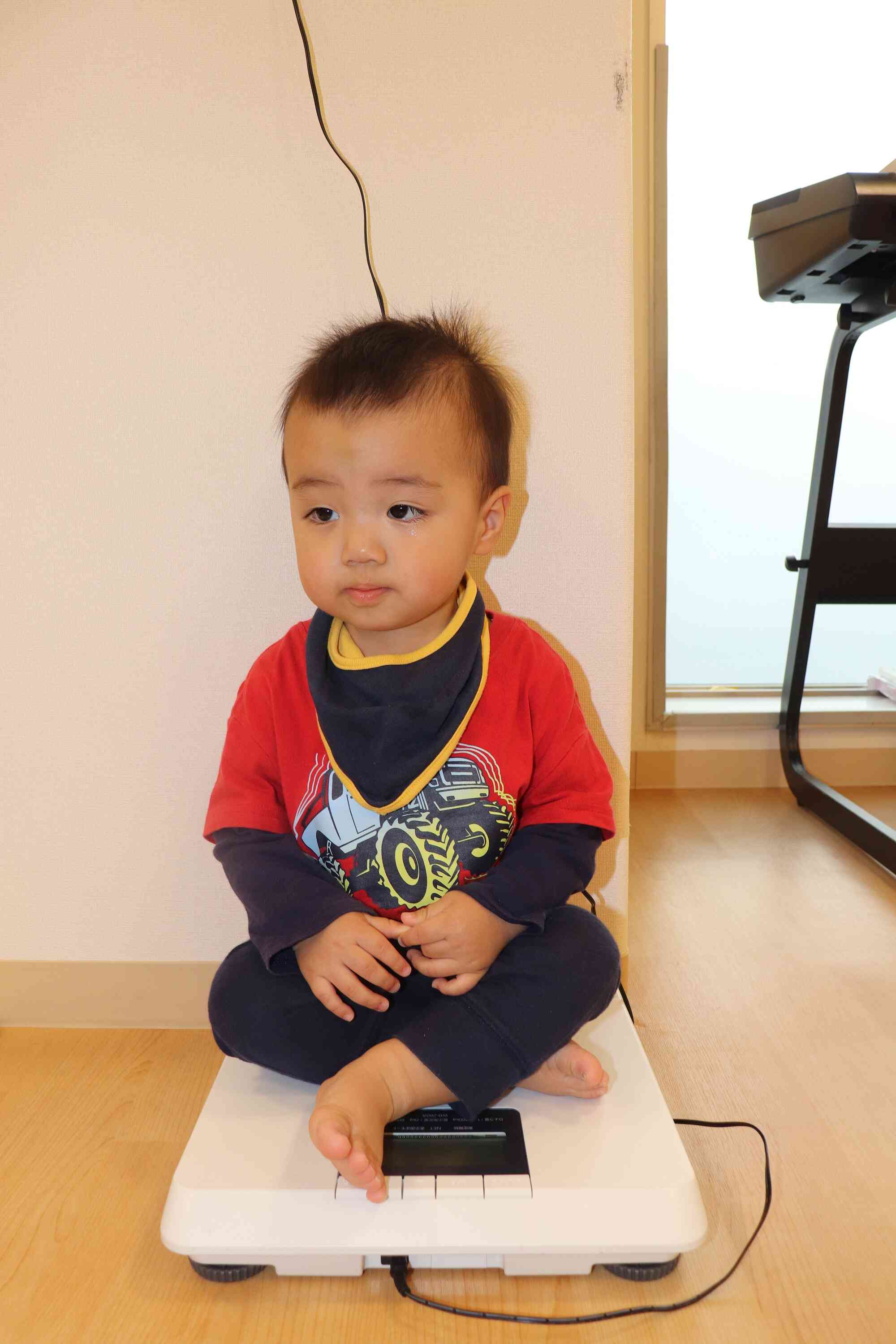 体重計の乗り方が様になっています…！