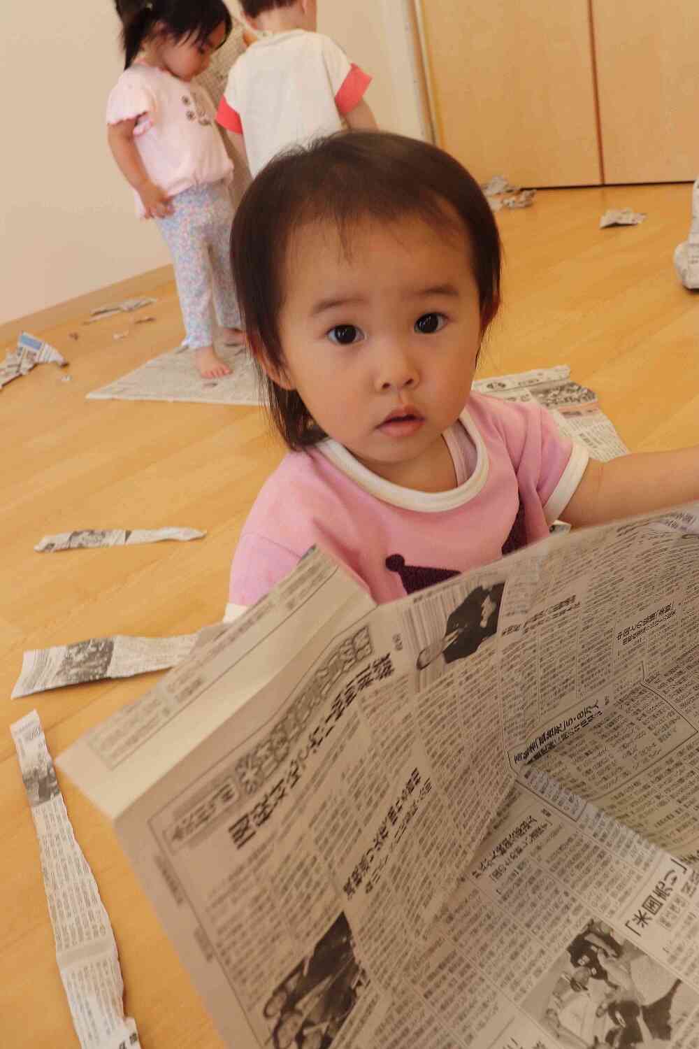 新聞紙遊びをしたよ♪
