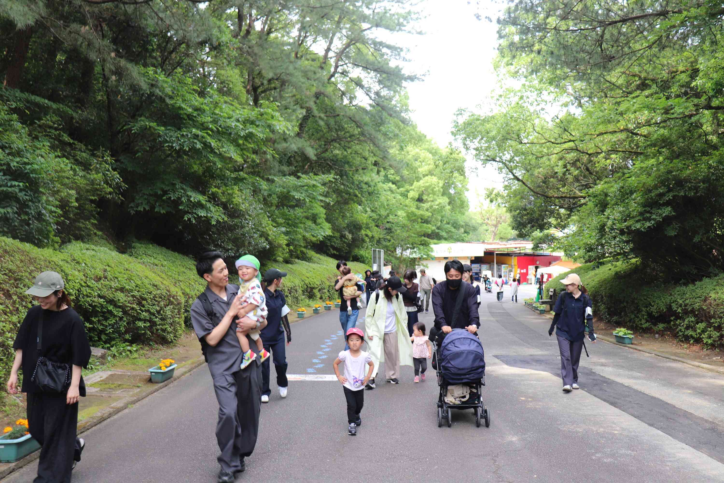 広場へレッツゴー！！