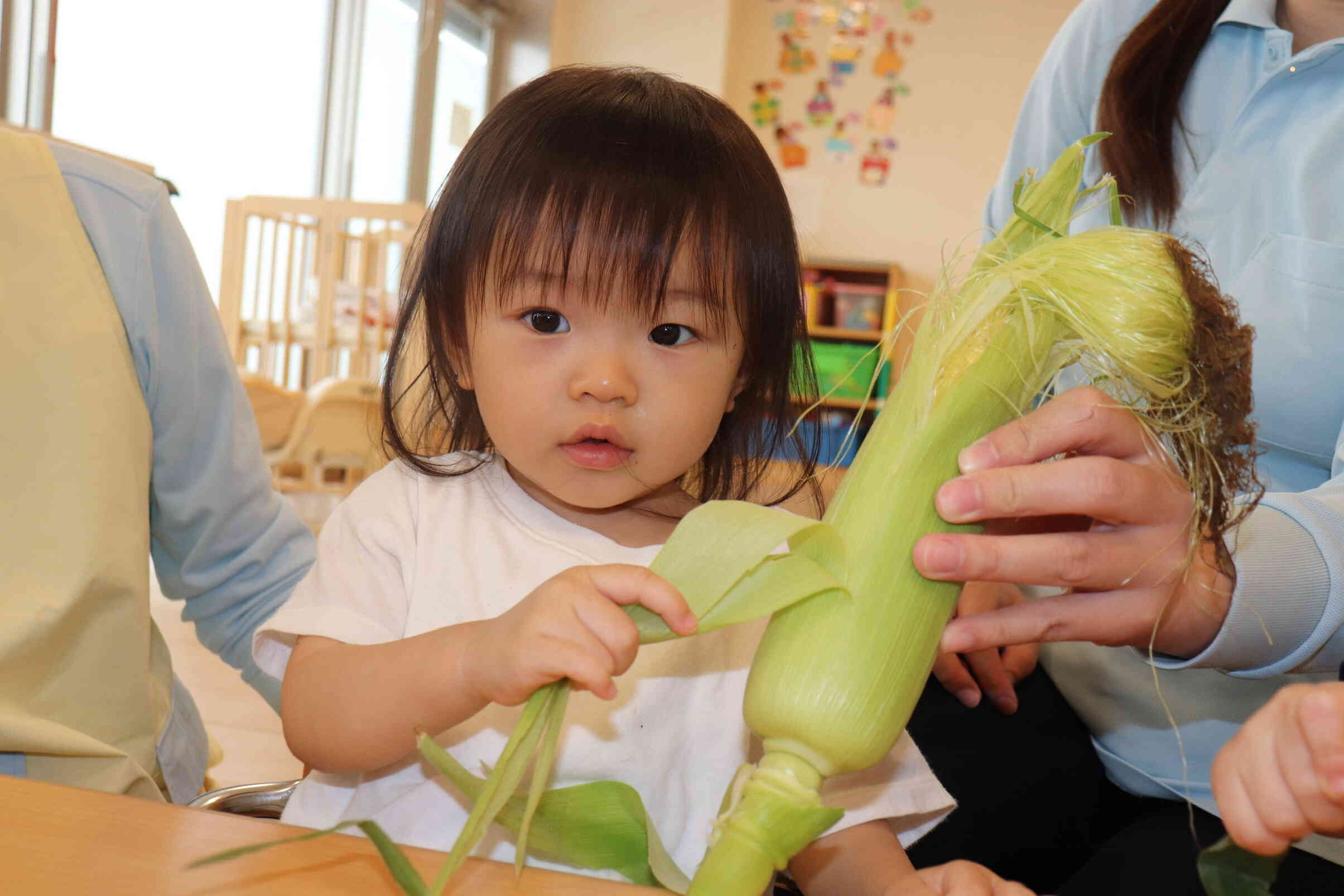 5月食育「夏野菜の皮をむいてみよう」