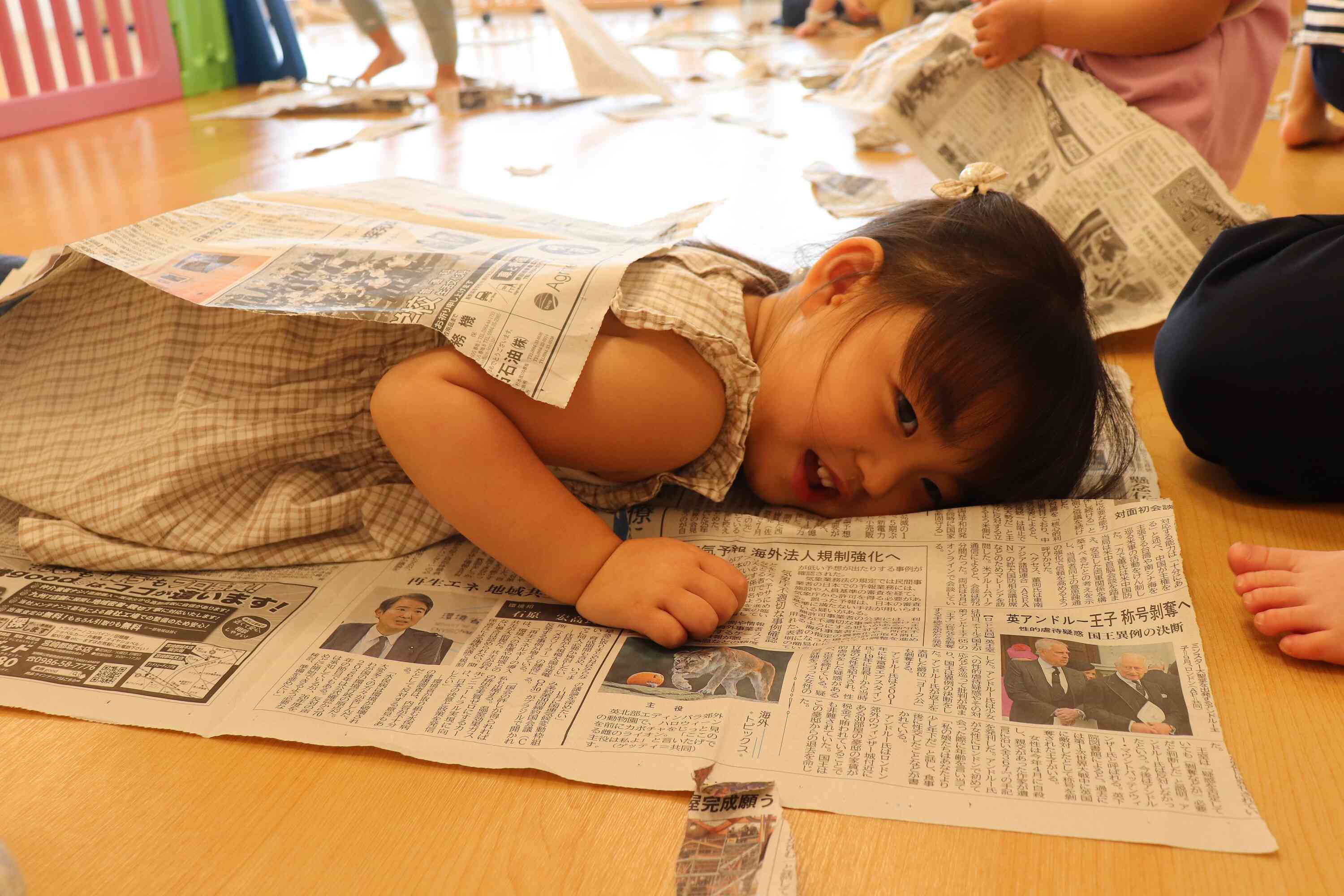 新聞紙遊び楽しいね♪