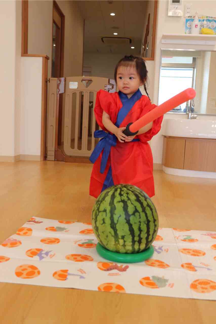 8月食育「スイカ割りに挑戦!」