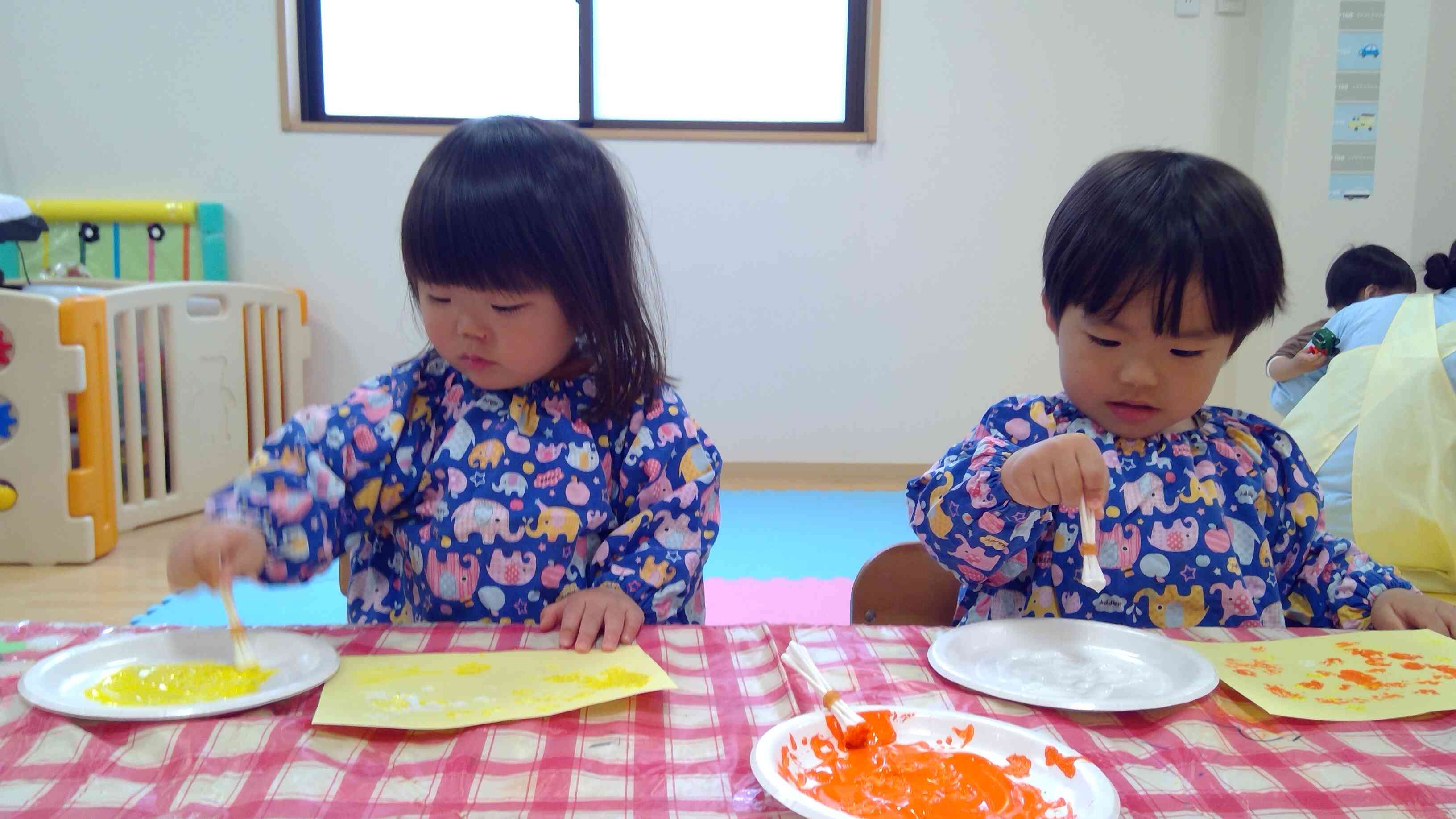 絵の具でもポンポン。