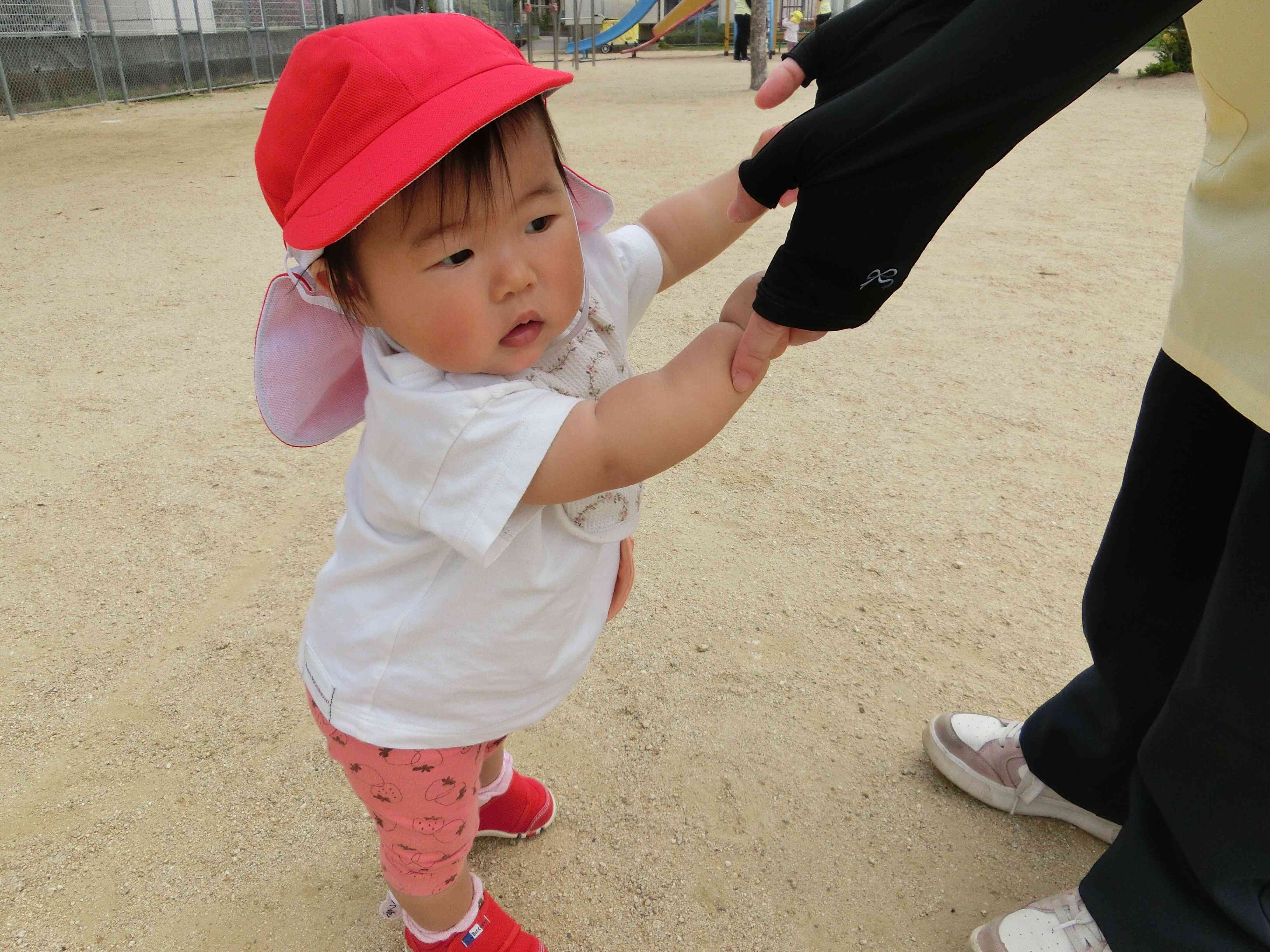 先生に手を握ってもらい歩けるようになったよ！