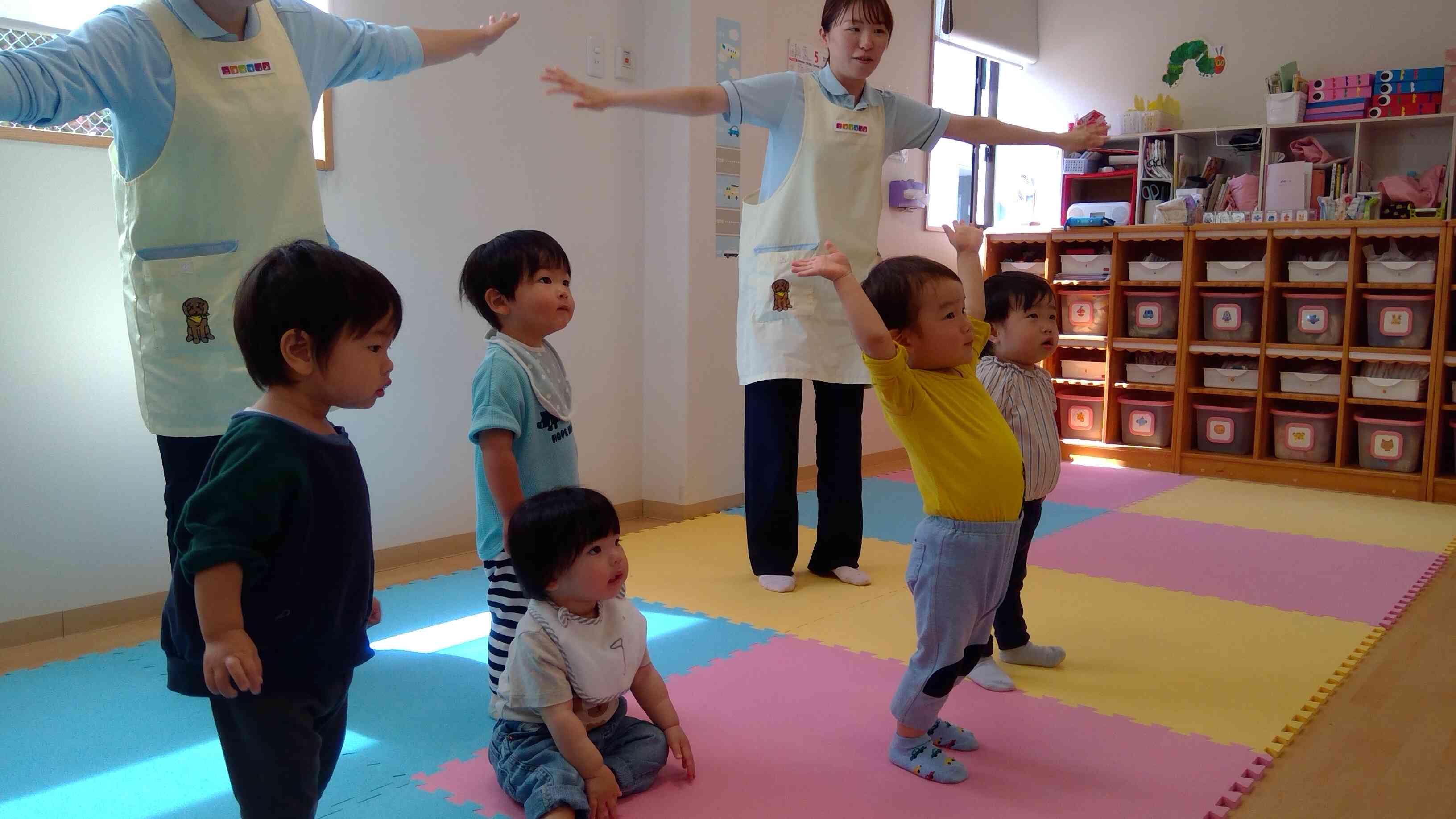 両手を広げて