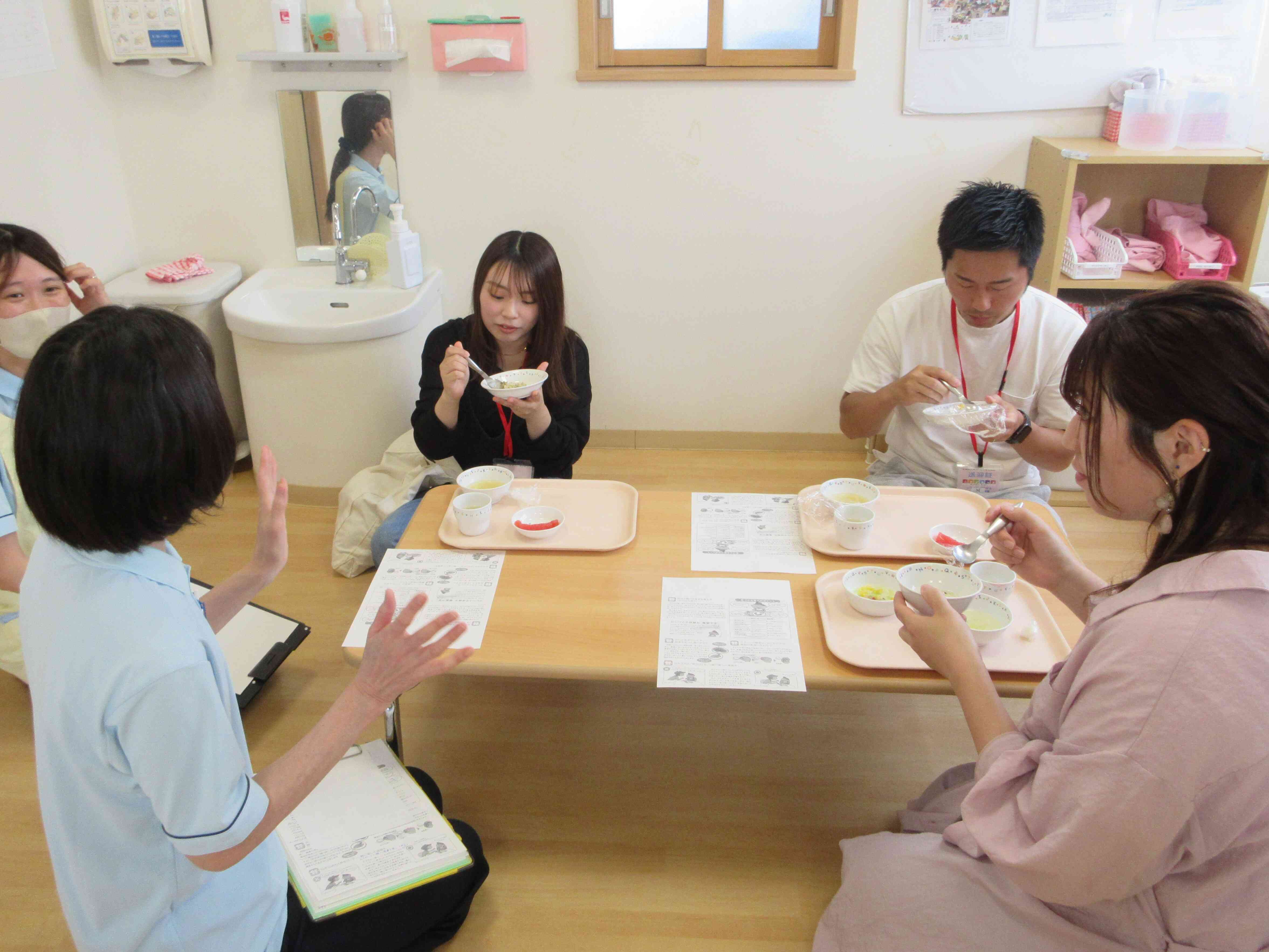 みんなが食べている給食、保護者の皆さんにも試食していただきました。