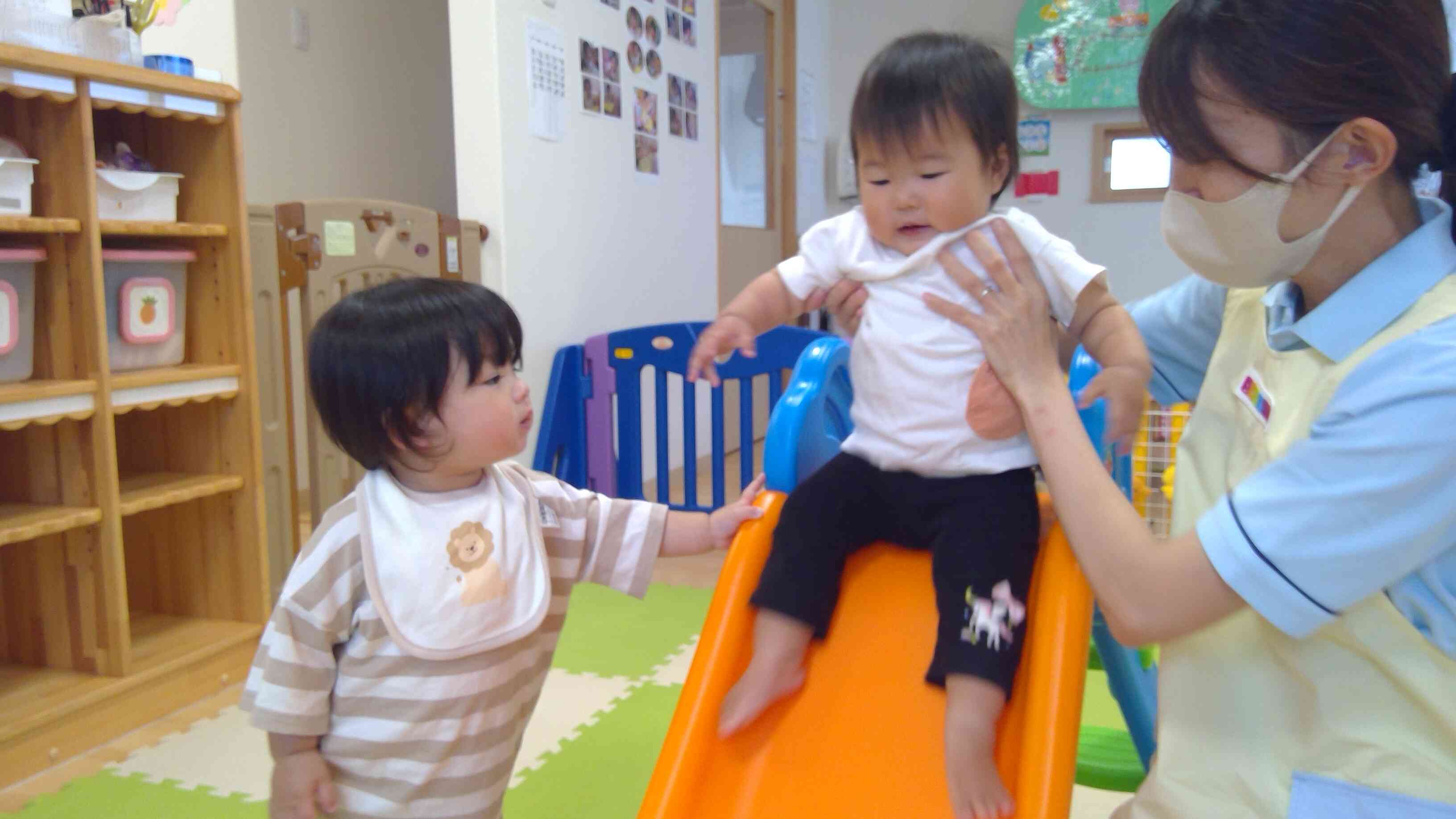 滑り台に初挑戦!