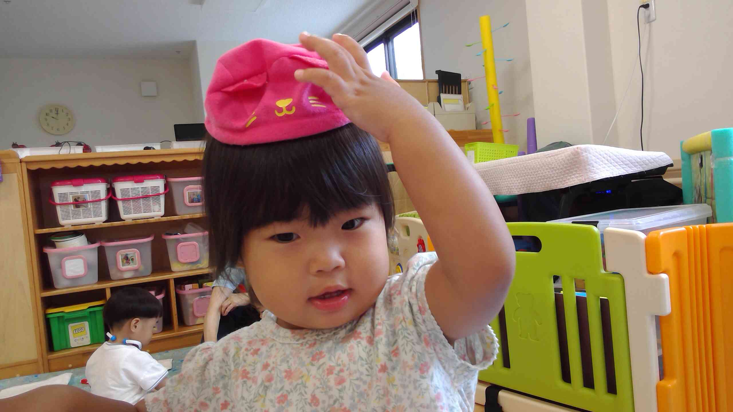 どう？お人形さんの帽子、似合ってる？