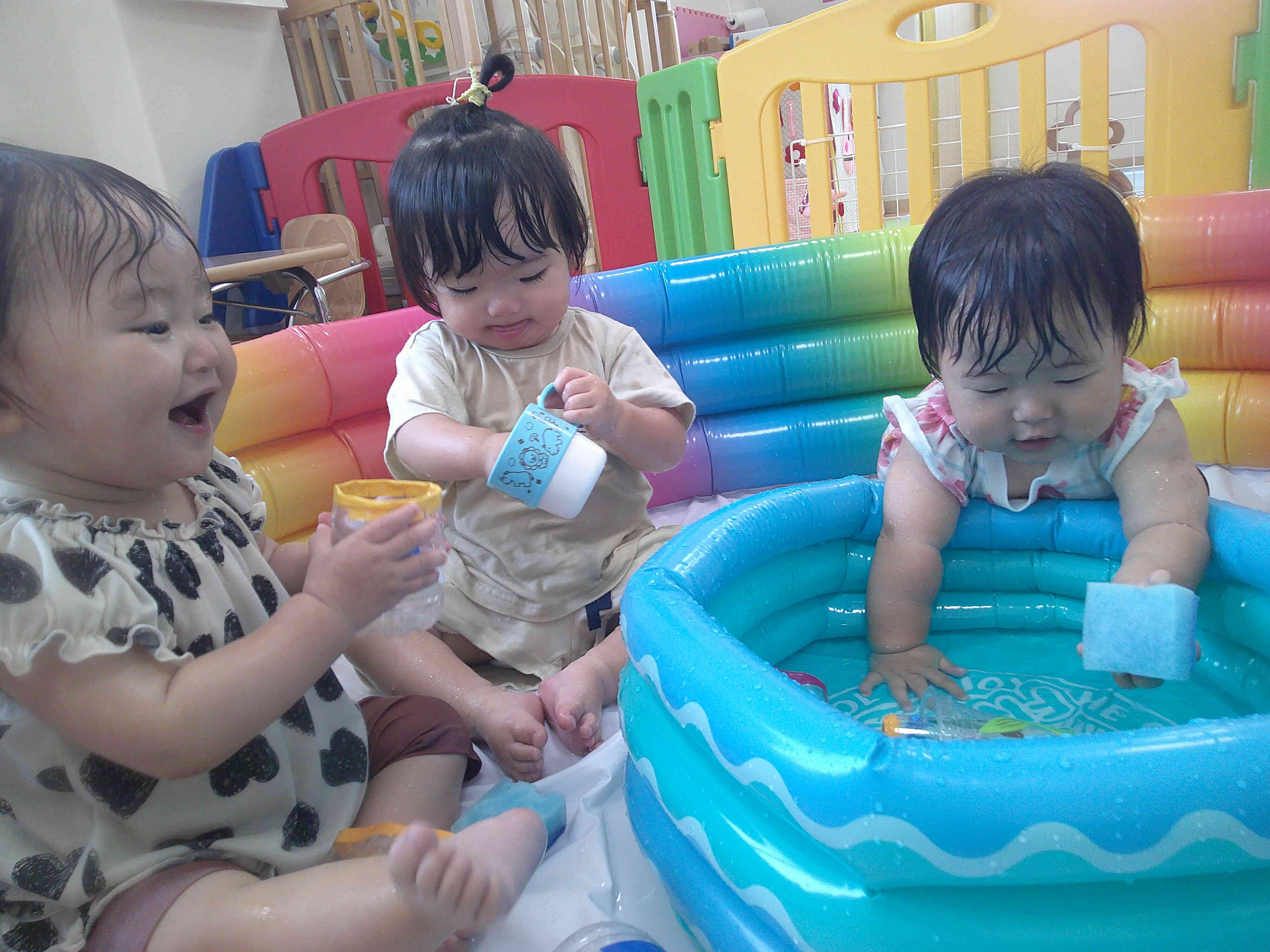 仲良く並んで水遊び！