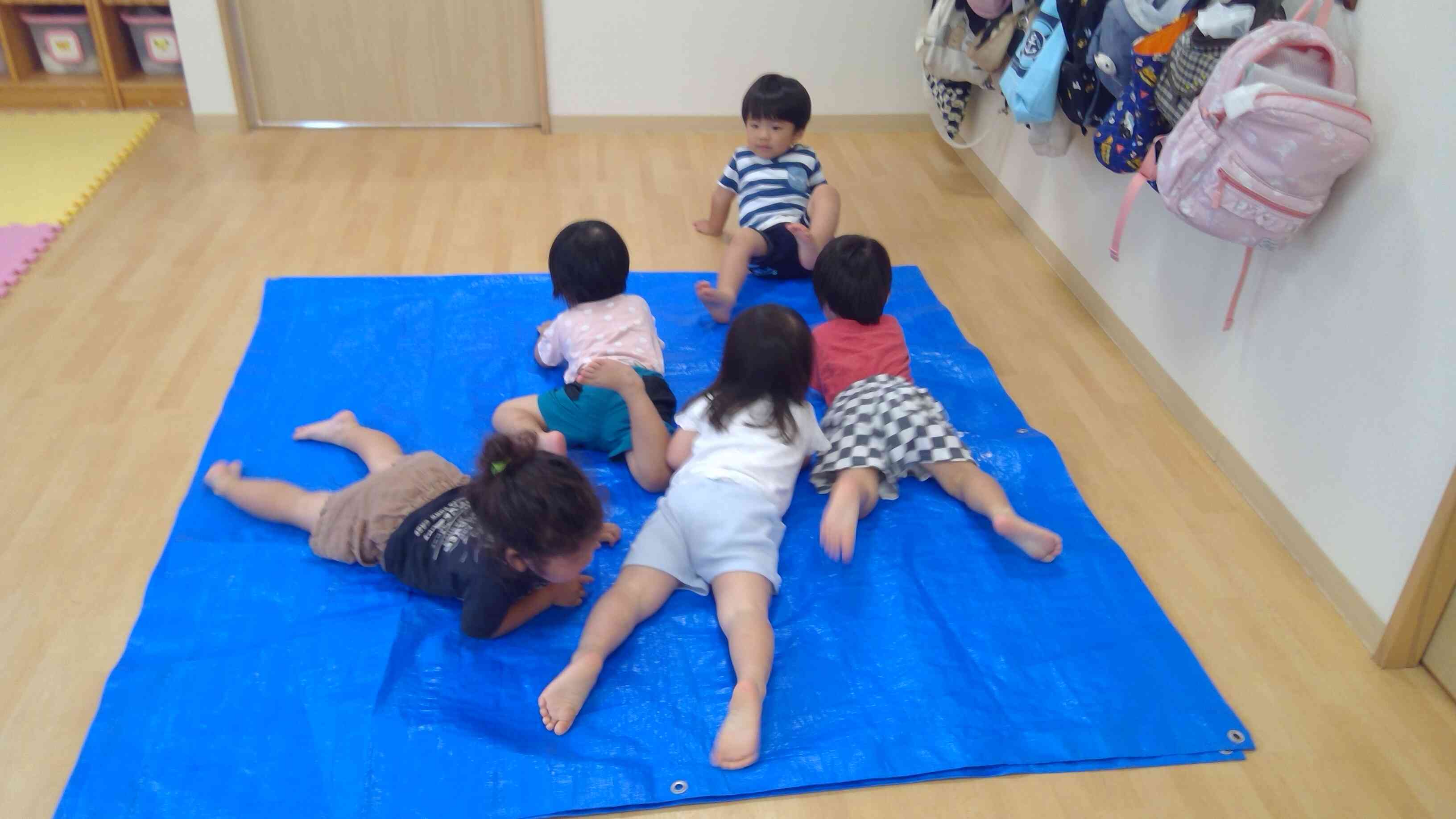 みんなで泳ぐ練習だ。