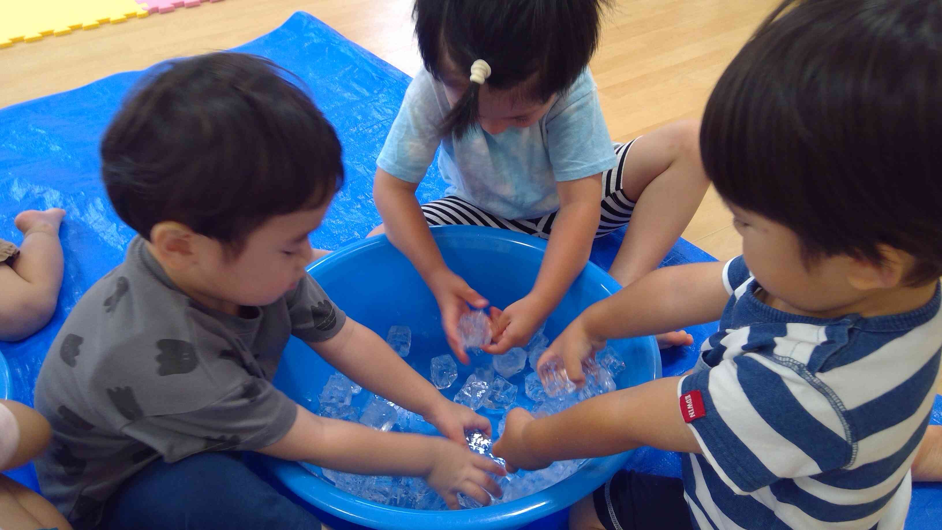 夏ならではの遊びを楽しんでいるよ♪　うさぎ組（2歳児）