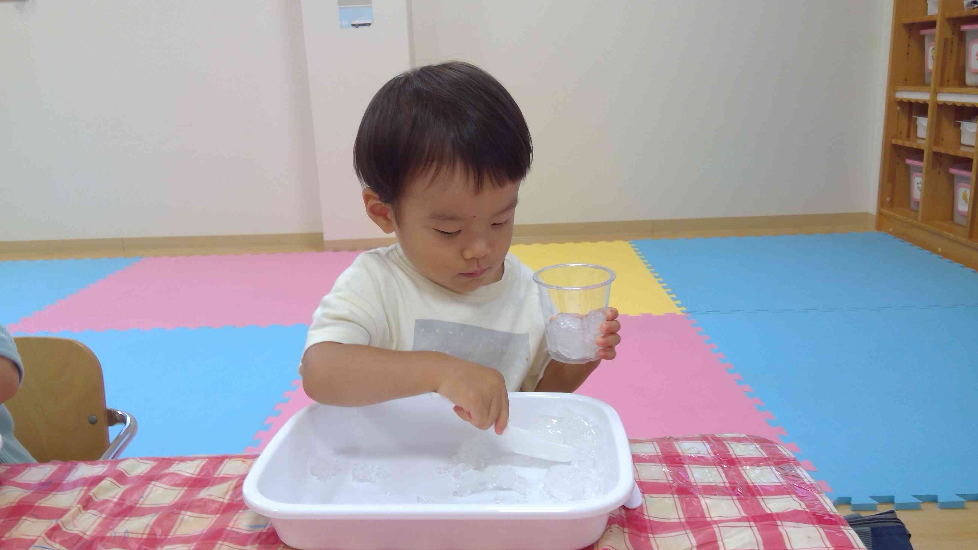 カップに入れるの楽しいね