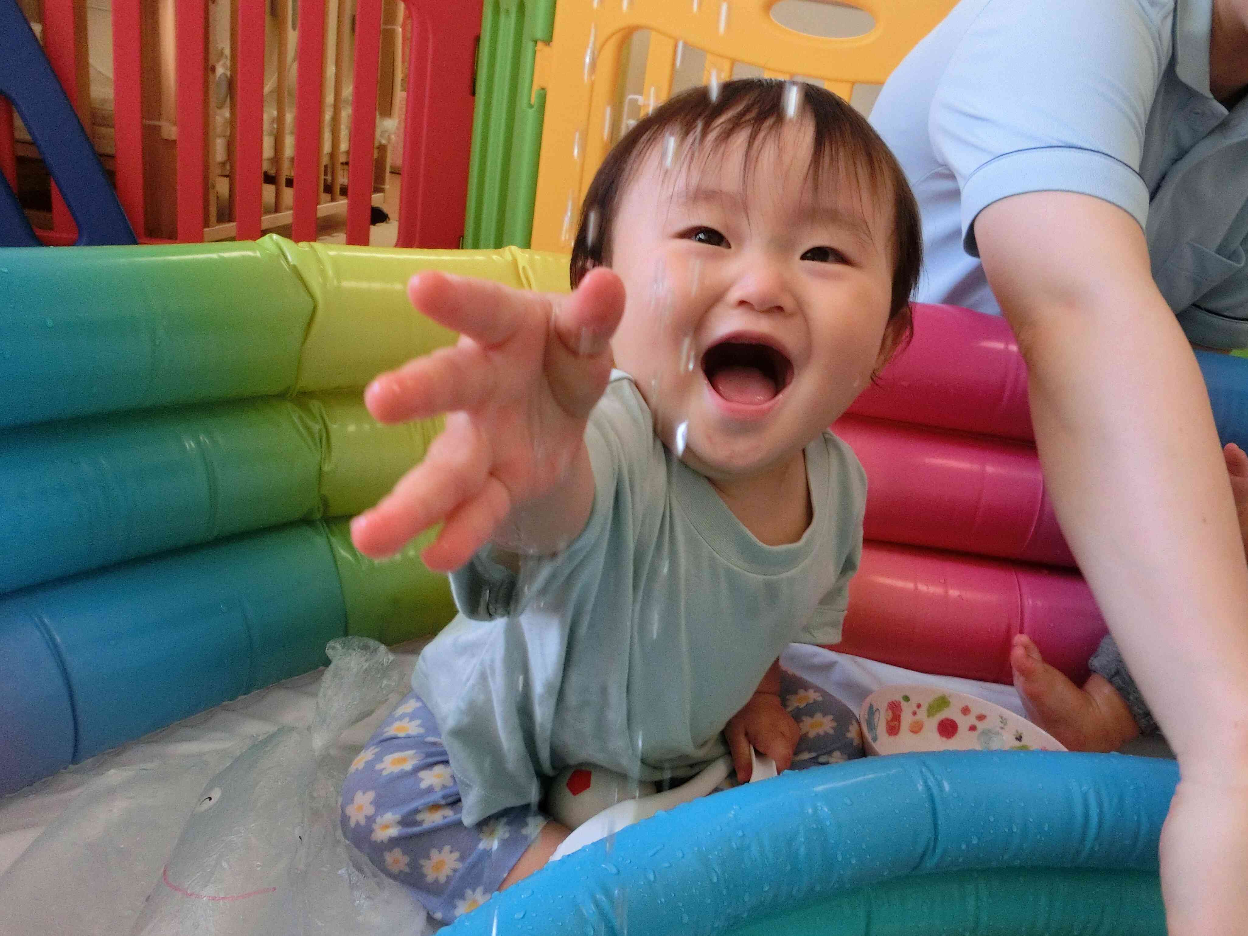 水遊び楽しいね！ひよこ組(０歳児)