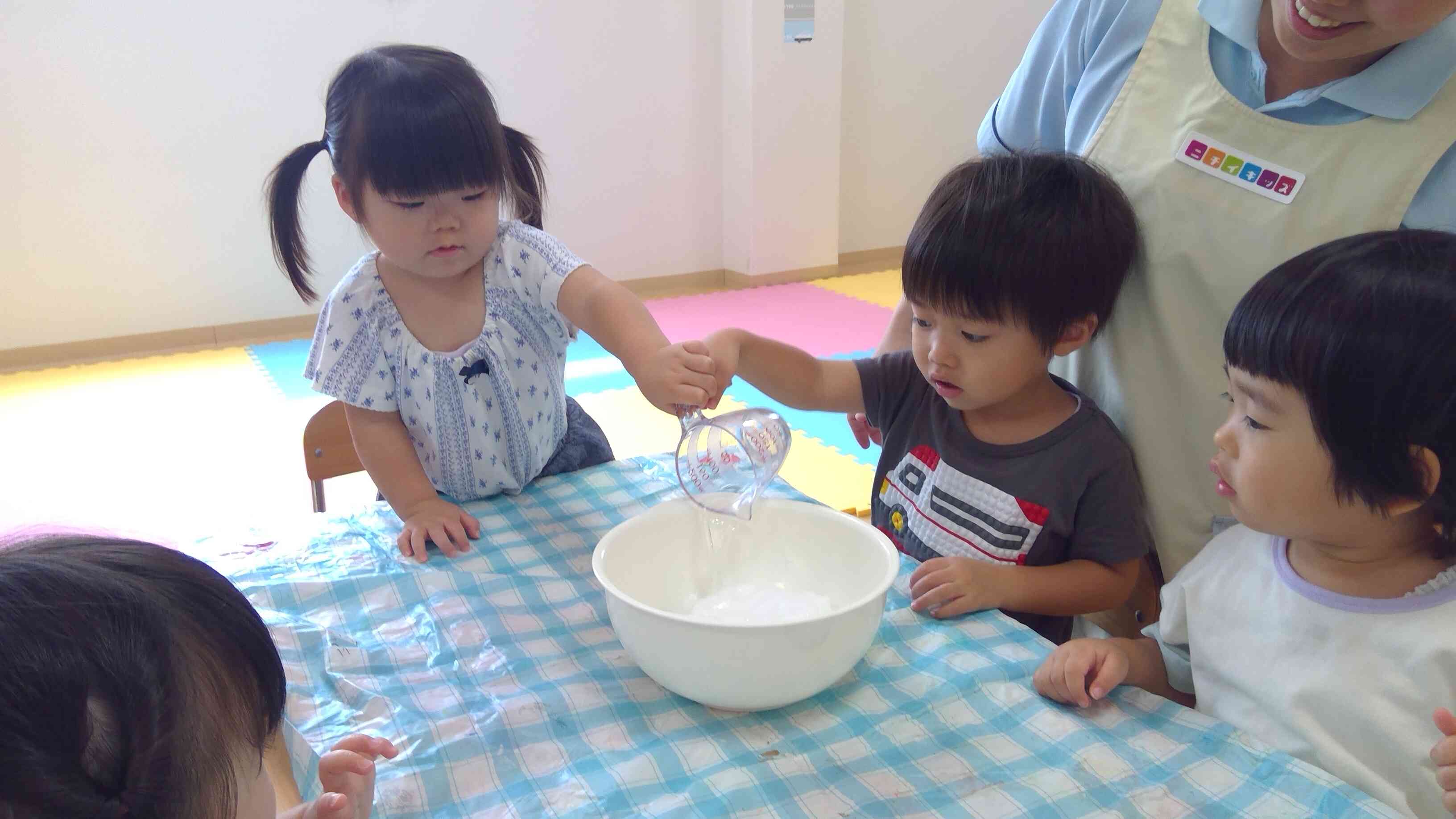 ひんやり、ふわふわな感触遊びもしたよ☆うさぎ組（2歳児）