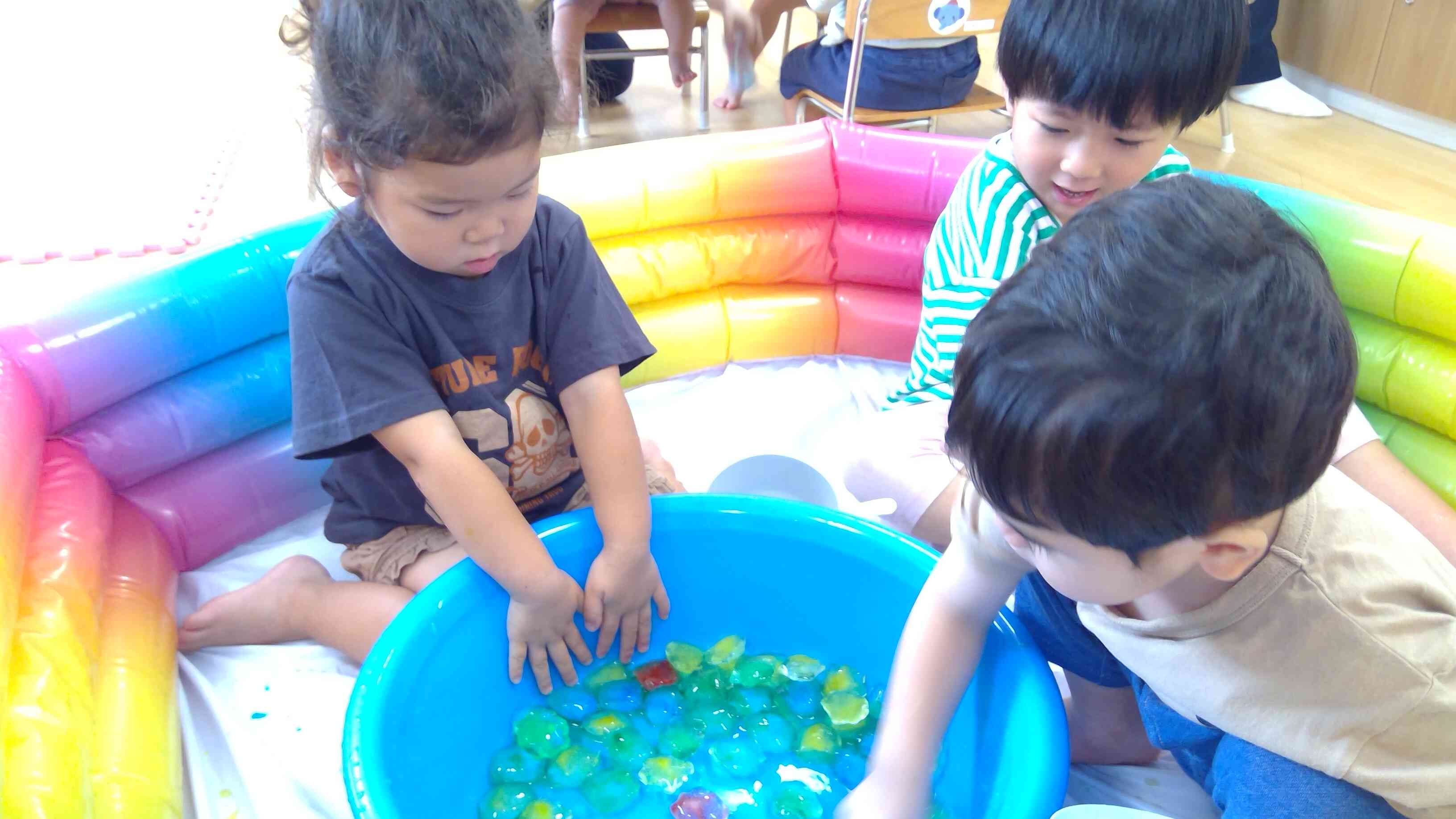 何色の氷を掬おうかな？