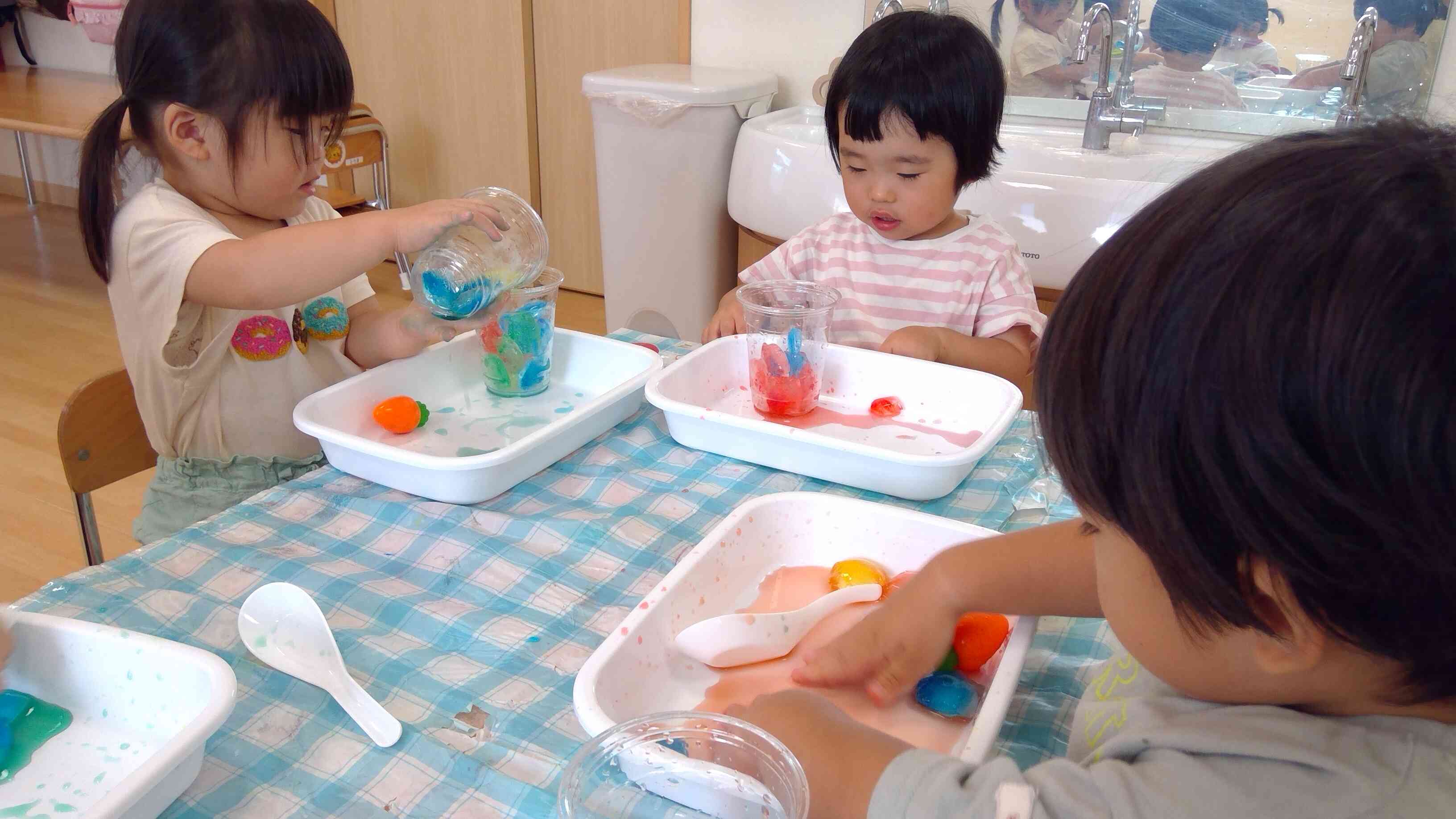 カラフルな氷でも遊んだよ。