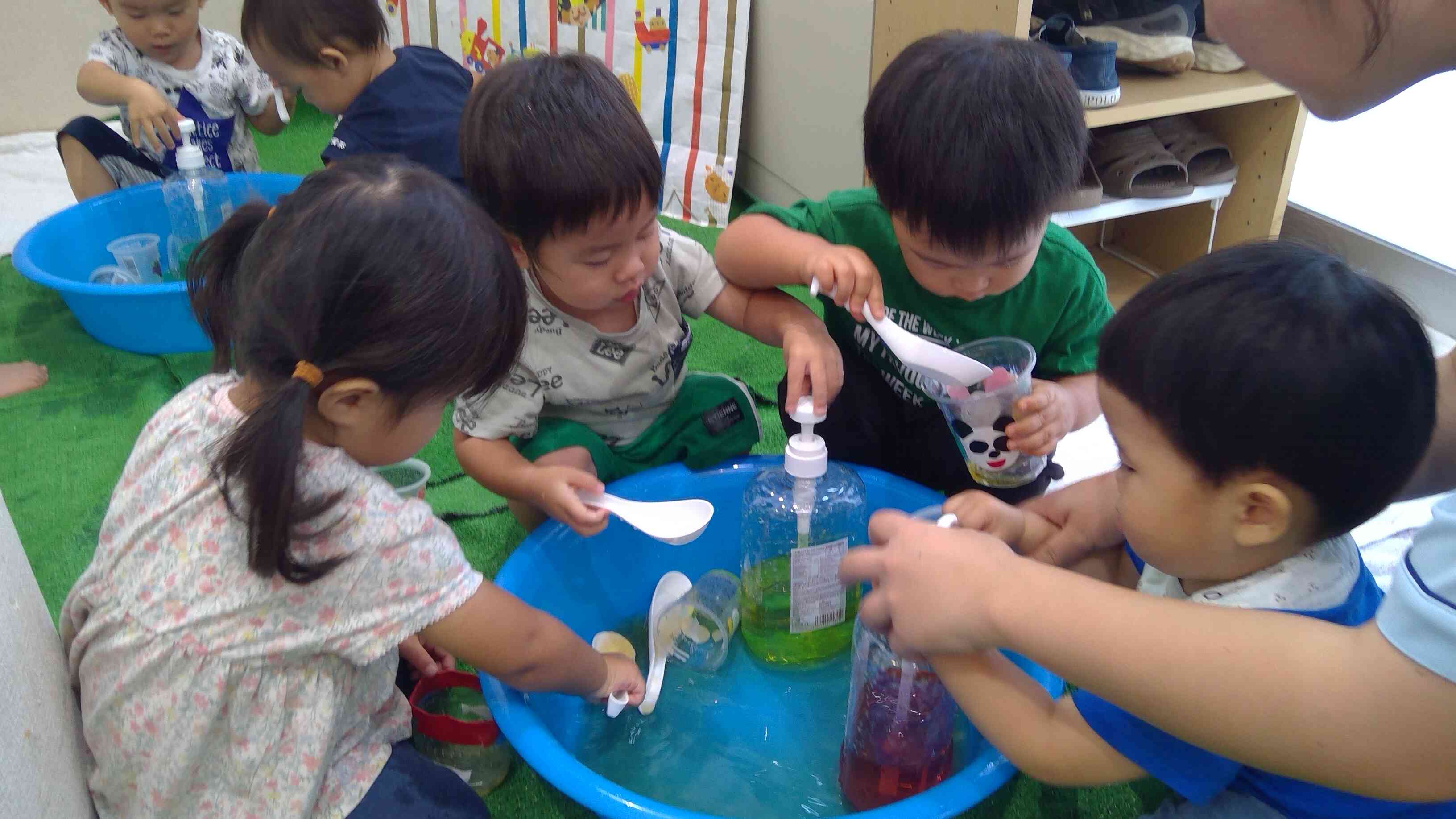 色水でジュースをつくるよ