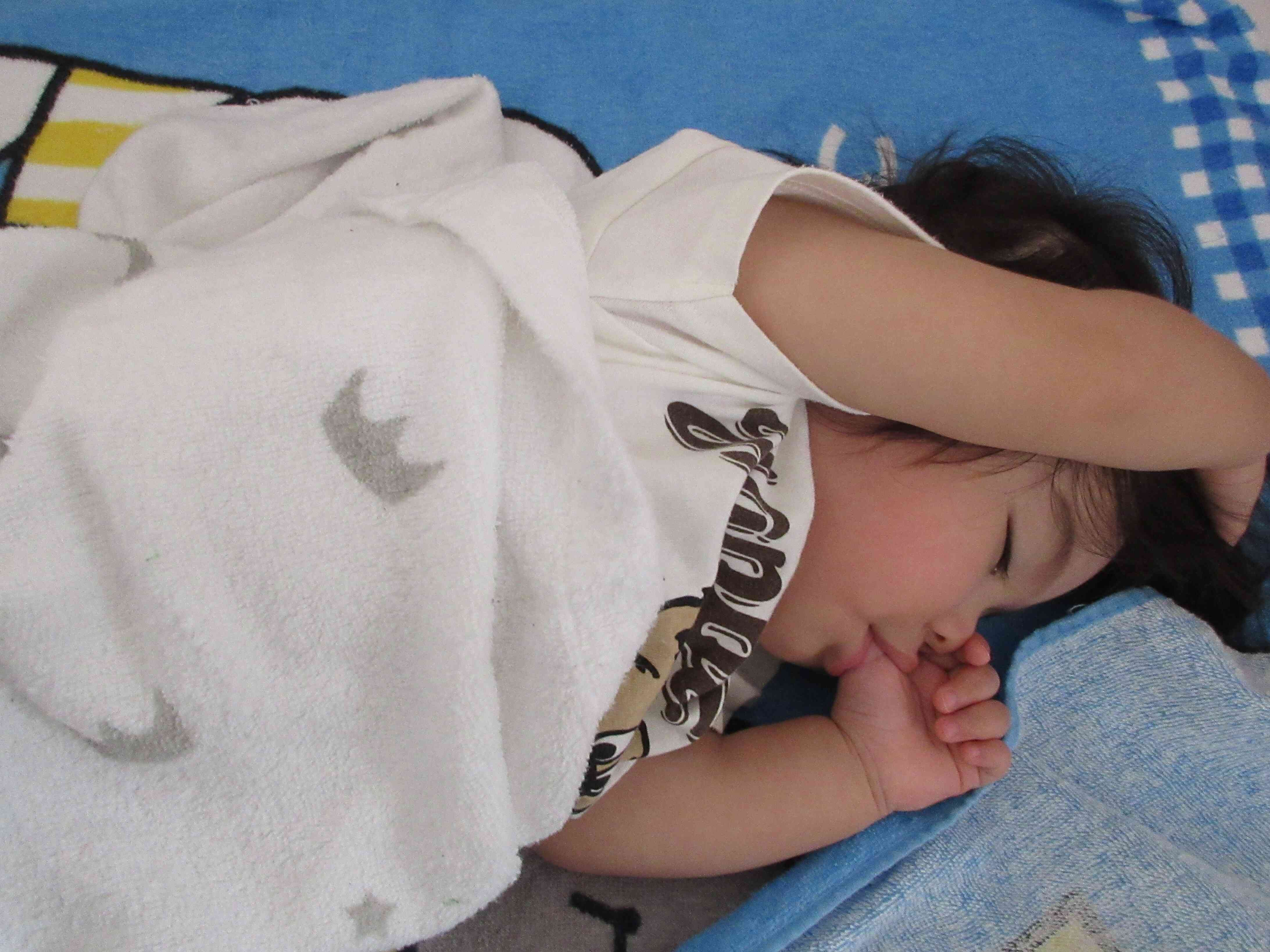 口をもぐもぐしながら眠っているね
