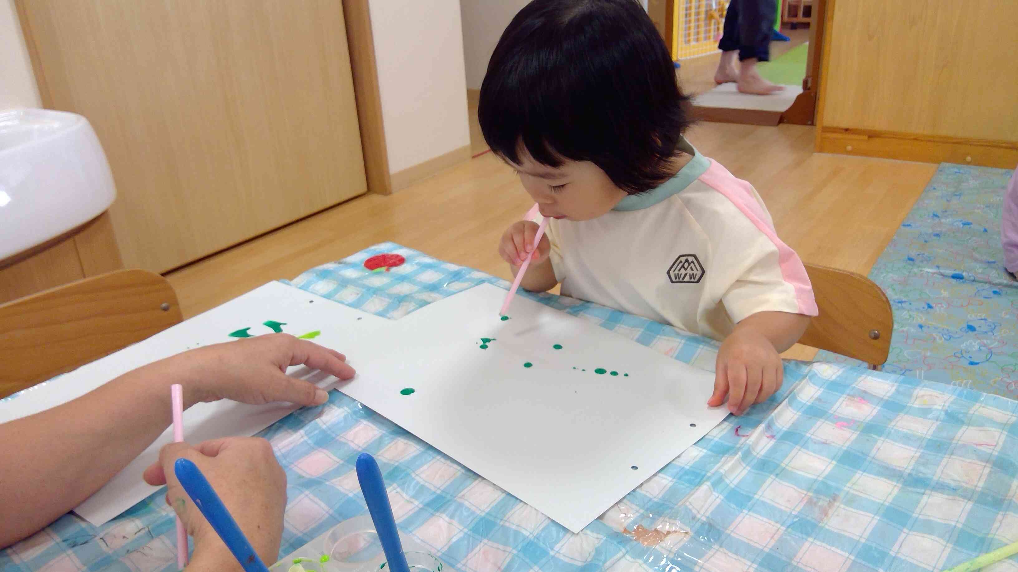 うさぎぐみ、吹き絵を楽しもう。(2歳児)