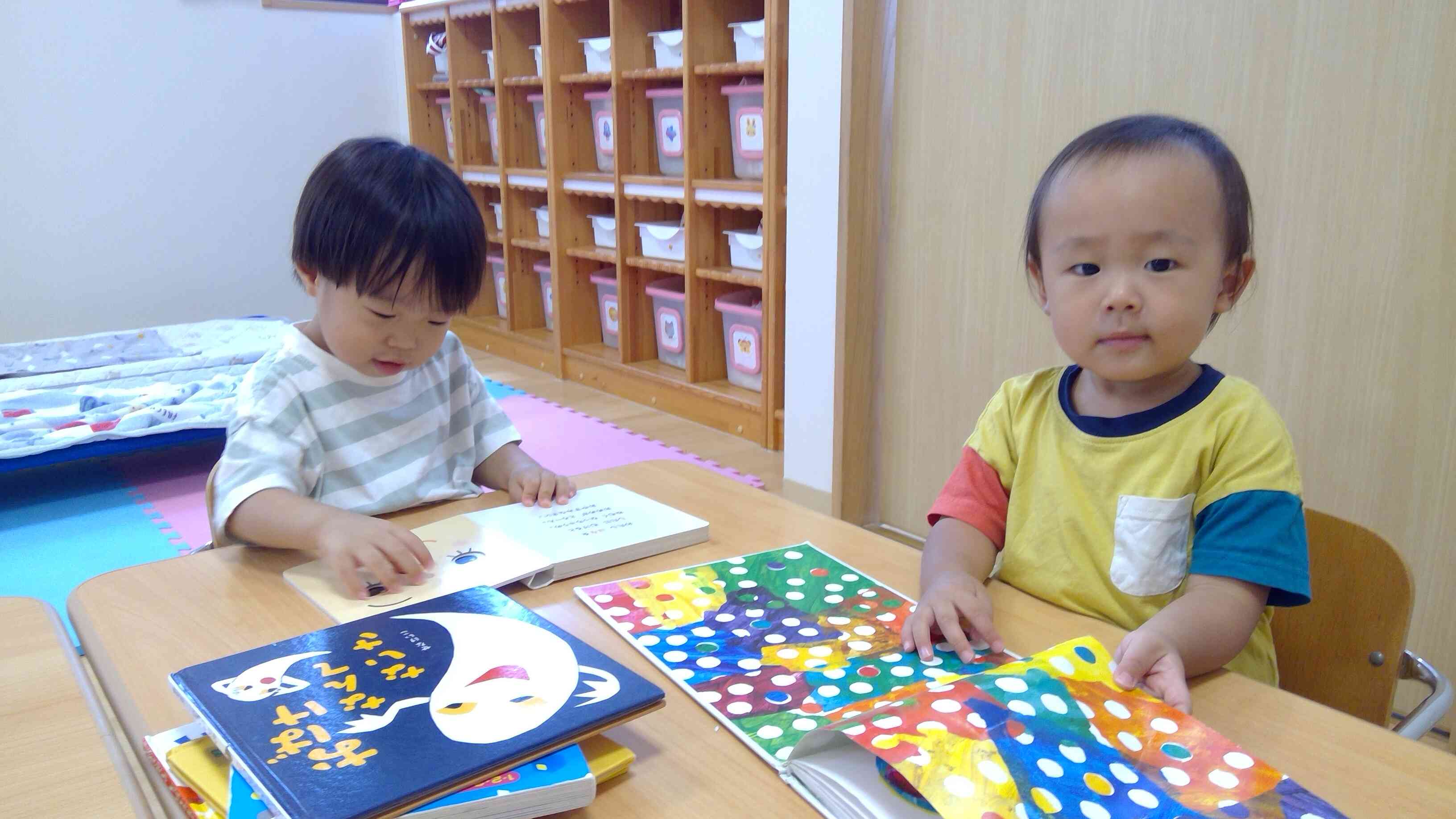 絵本見るの楽しい~!