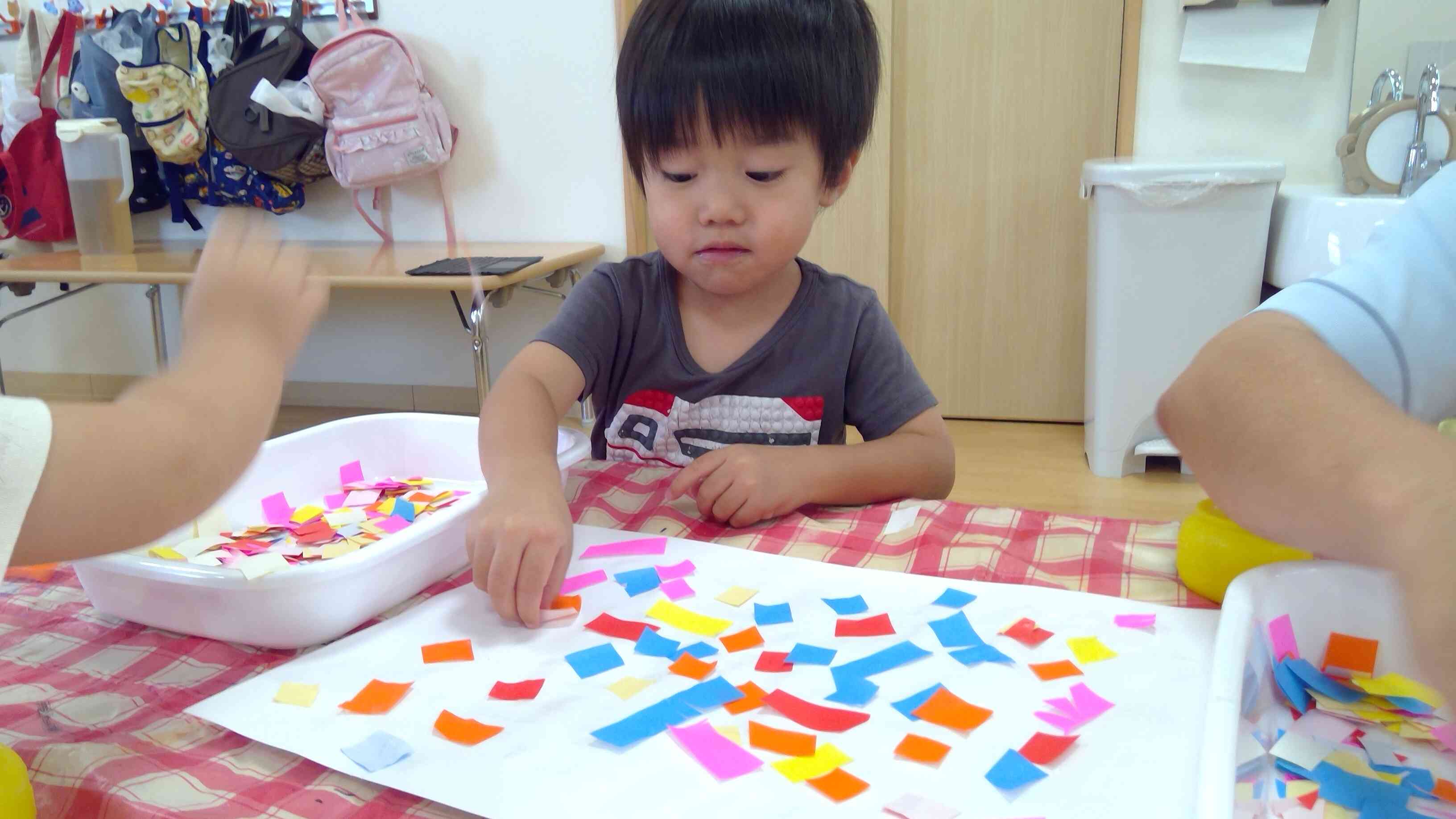 次はどこに貼ろうかな~?