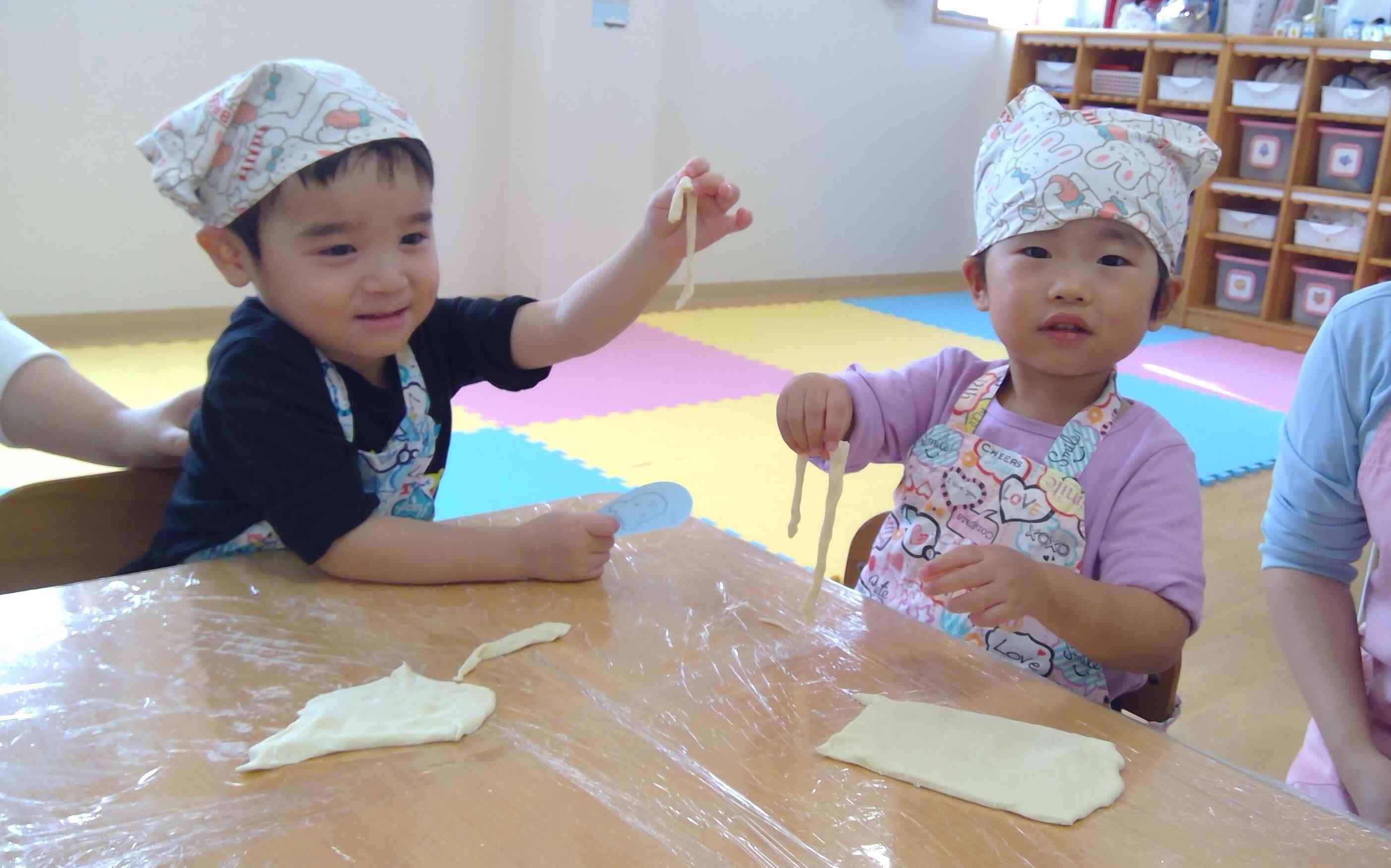 見て、うどん切れたよ。