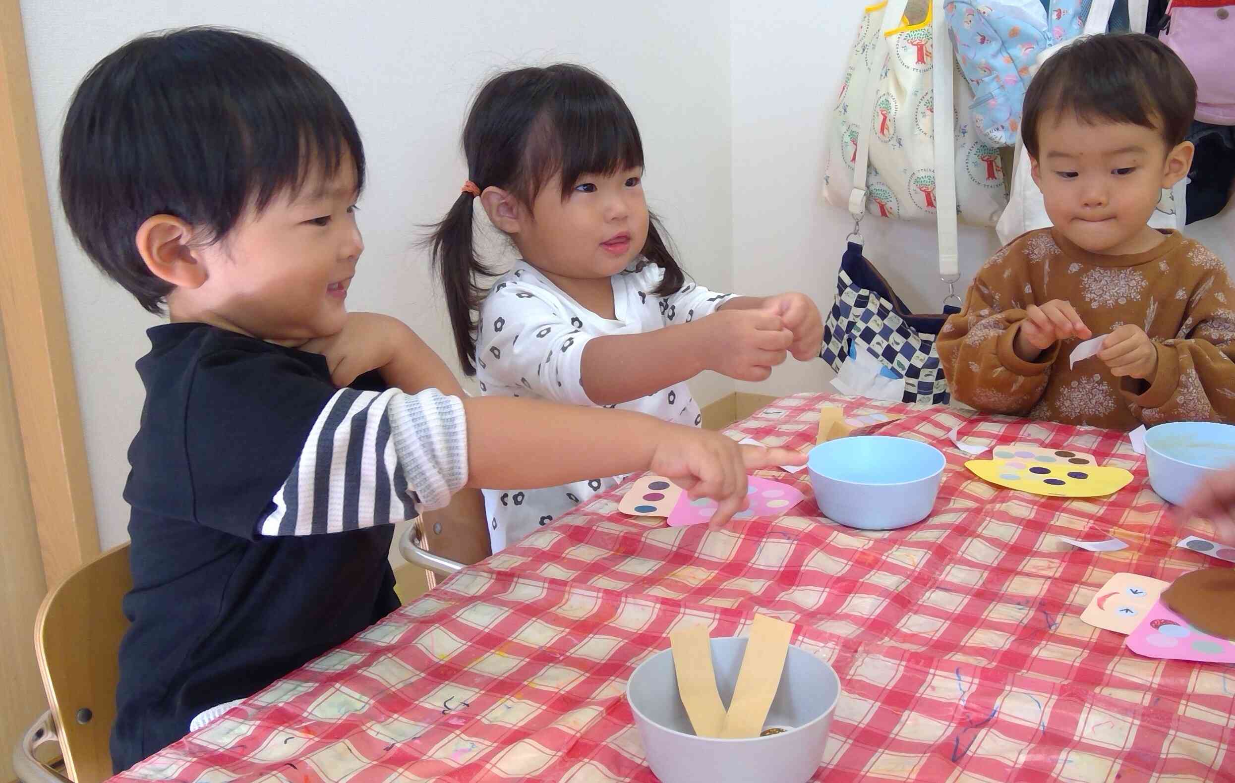 ペタペタシール貼り楽しいね