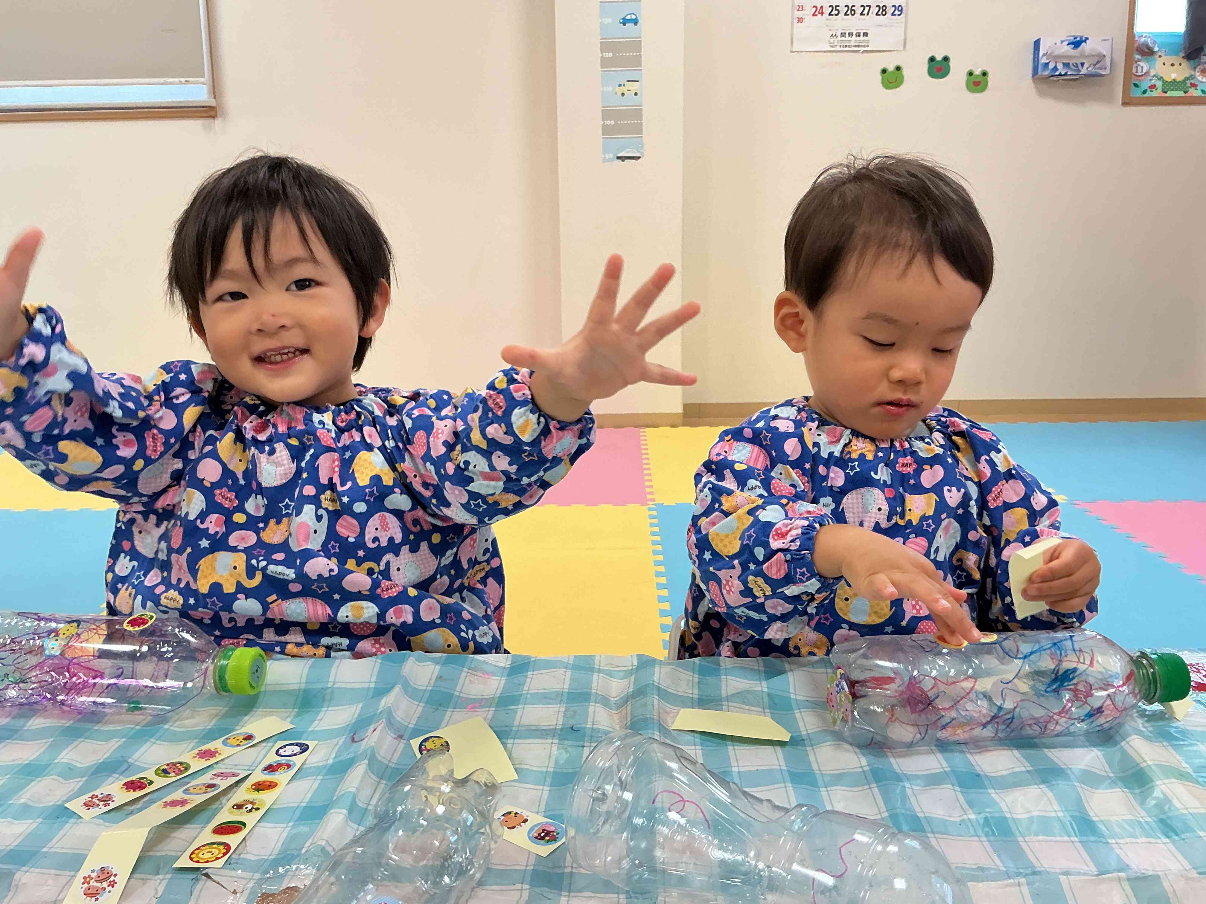 シール貼りー！