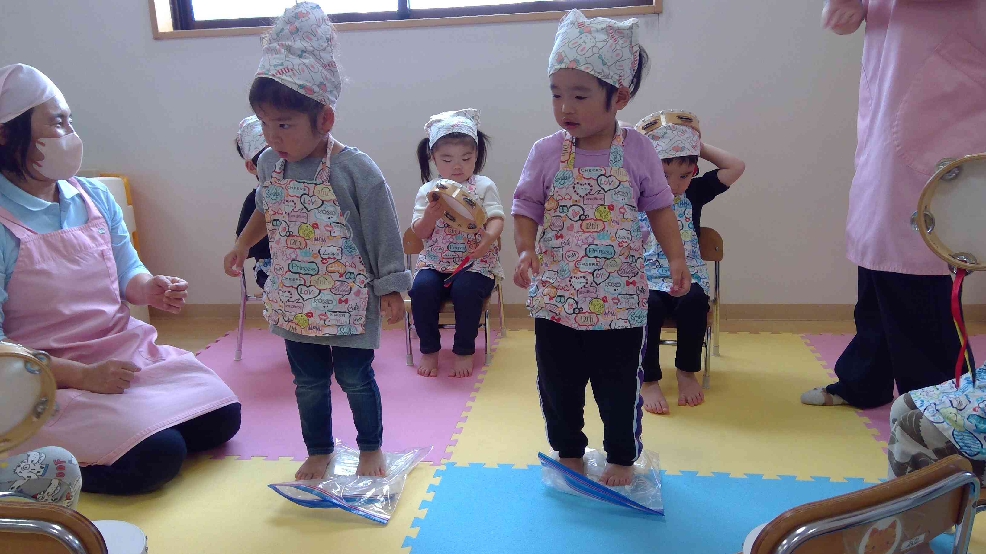 踊りながら足で生地を踏んだよ♪