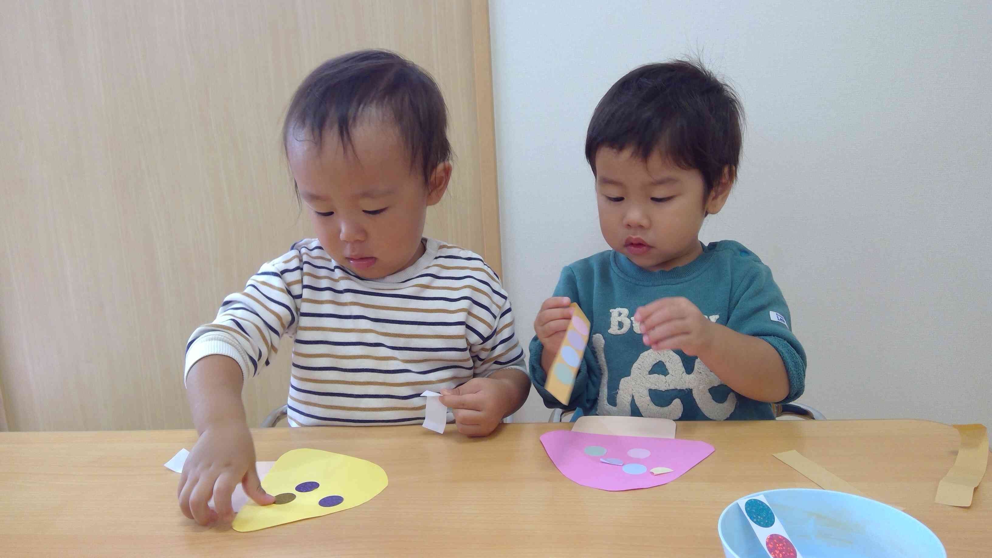 このシールをここに貼ってこれはここかな?