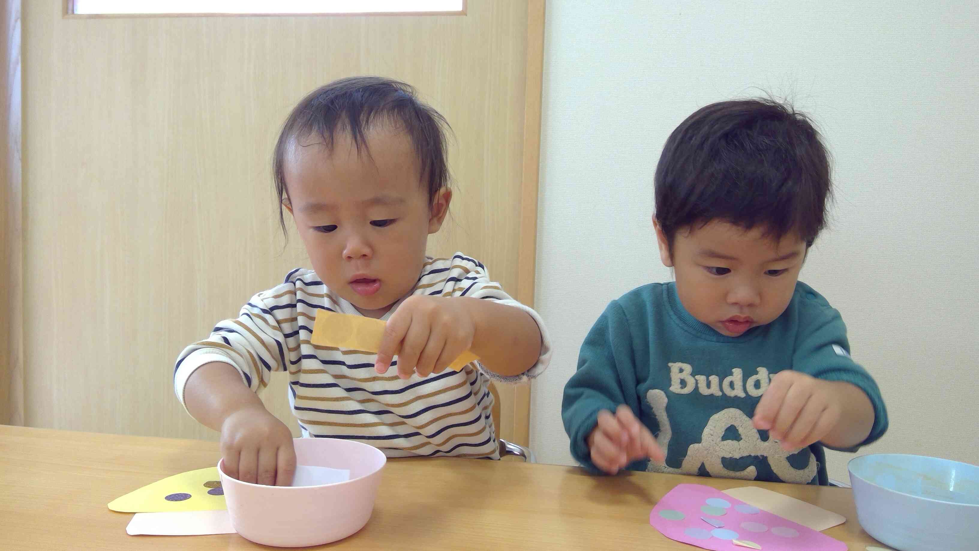 製作遊びをしたよ!あひる組(1歳児)