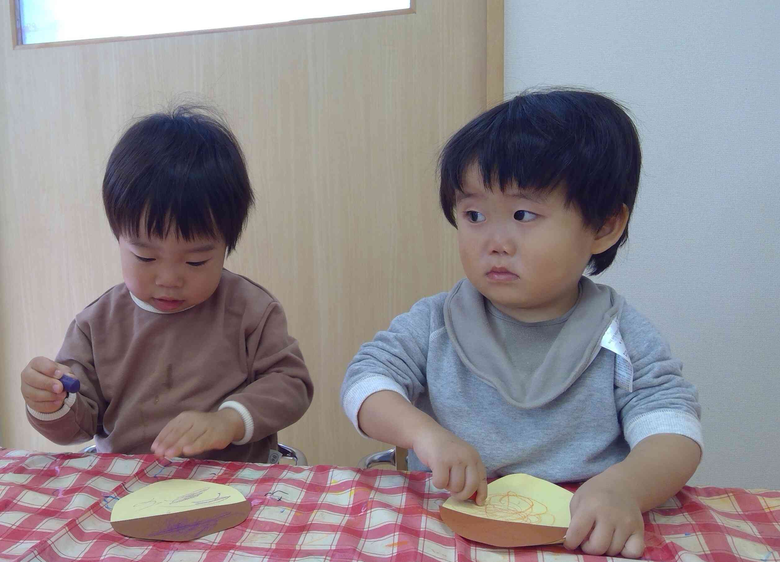 どんぐりに模様をつけるよ！