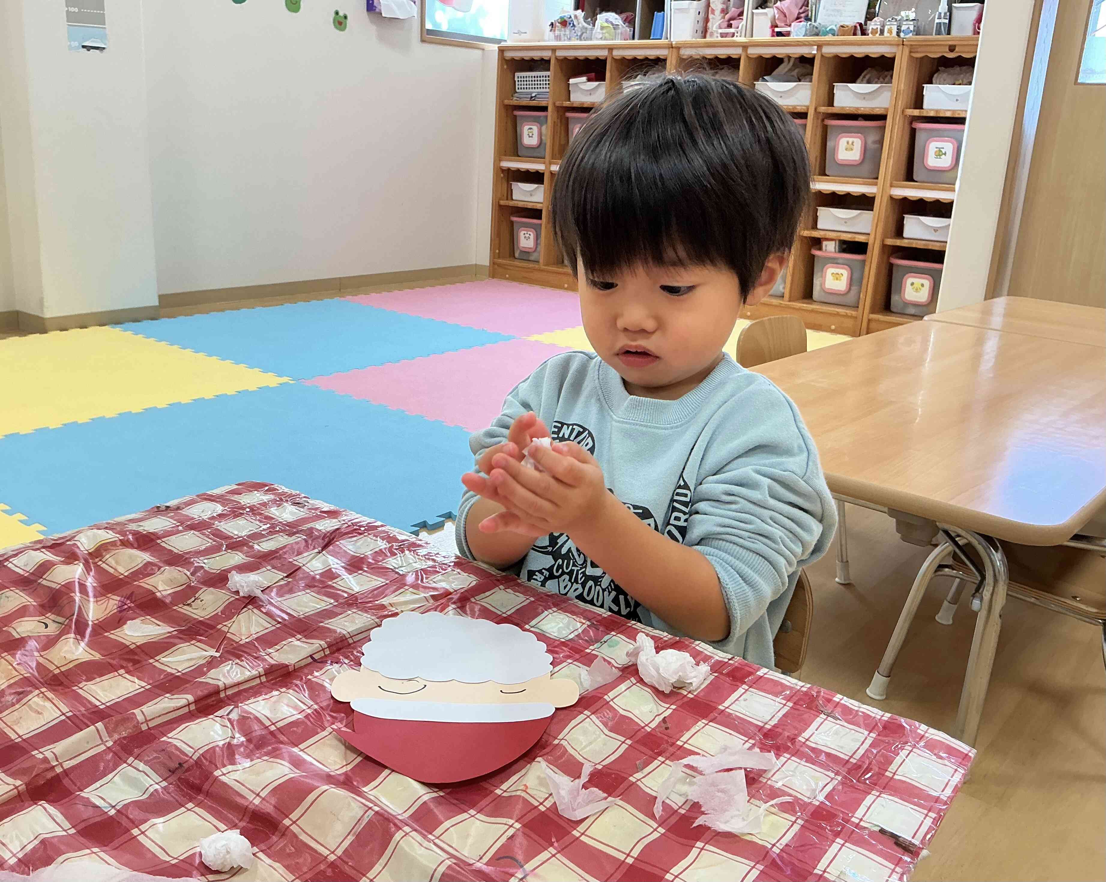 真剣にひげを丸め中。