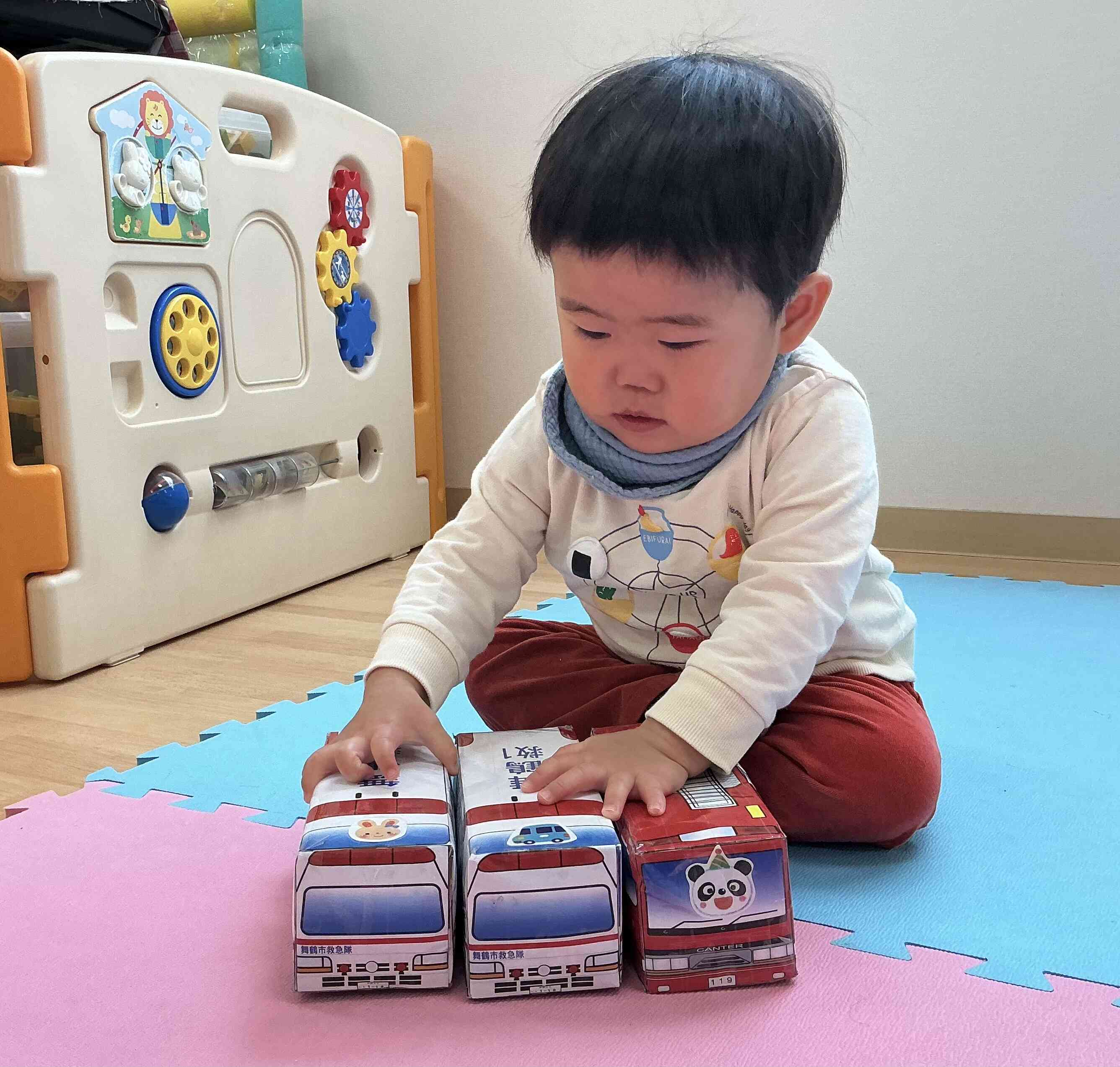 お友だちの車と交換しながら遊んでいるよ。