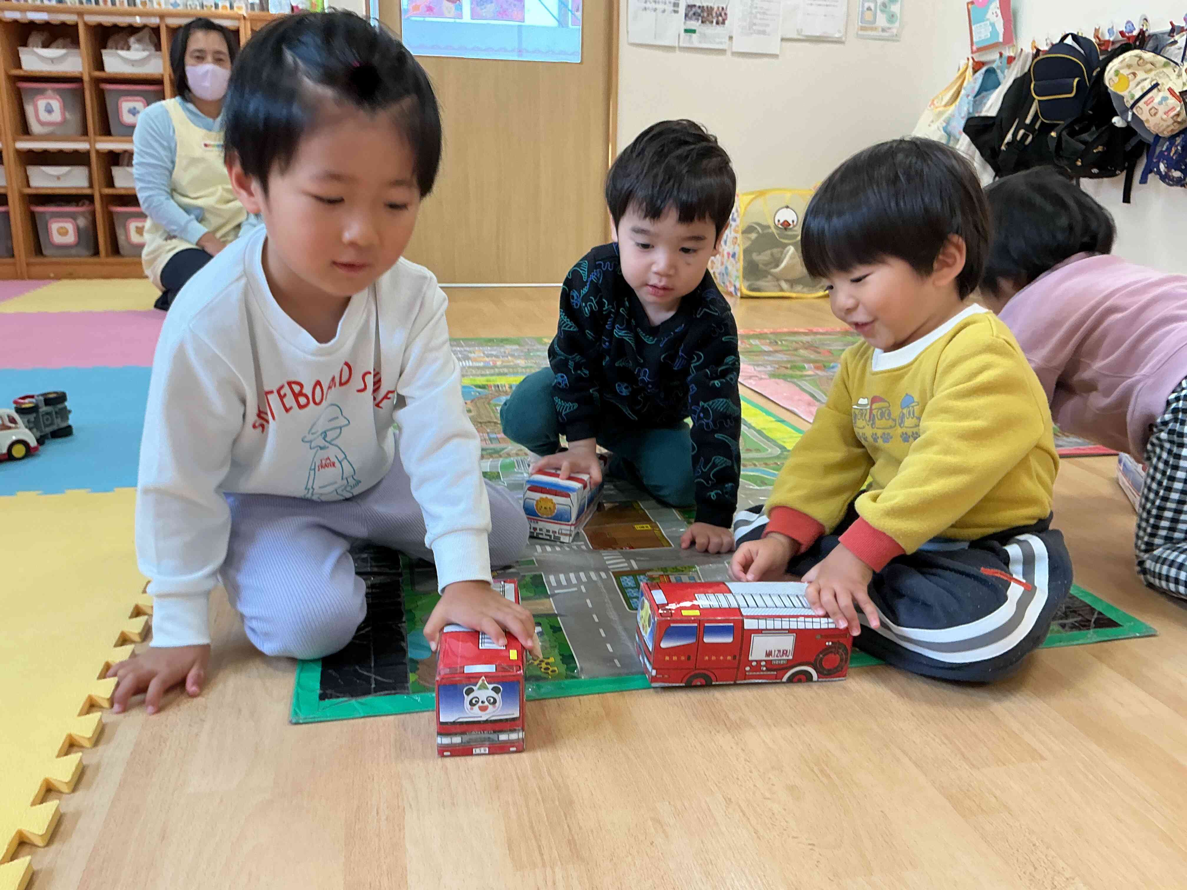 いろんな遊びを楽しんでいます。うさぎ組（2歳児）