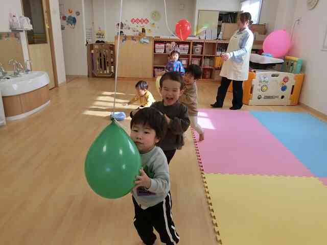 羽子板での遊びが風船遊びになったね