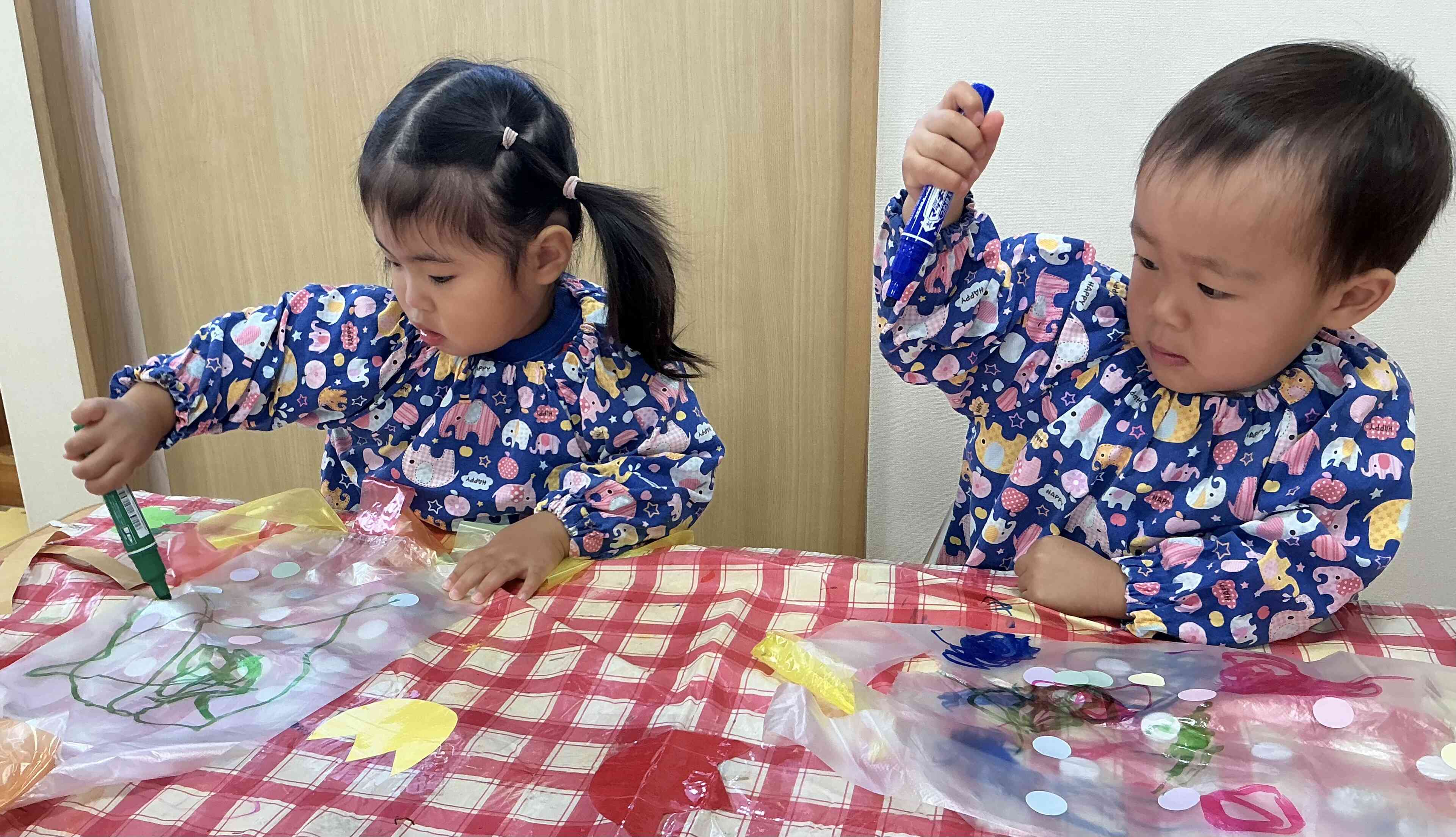 製作遊びをしたよ!あひる組(1歳児)