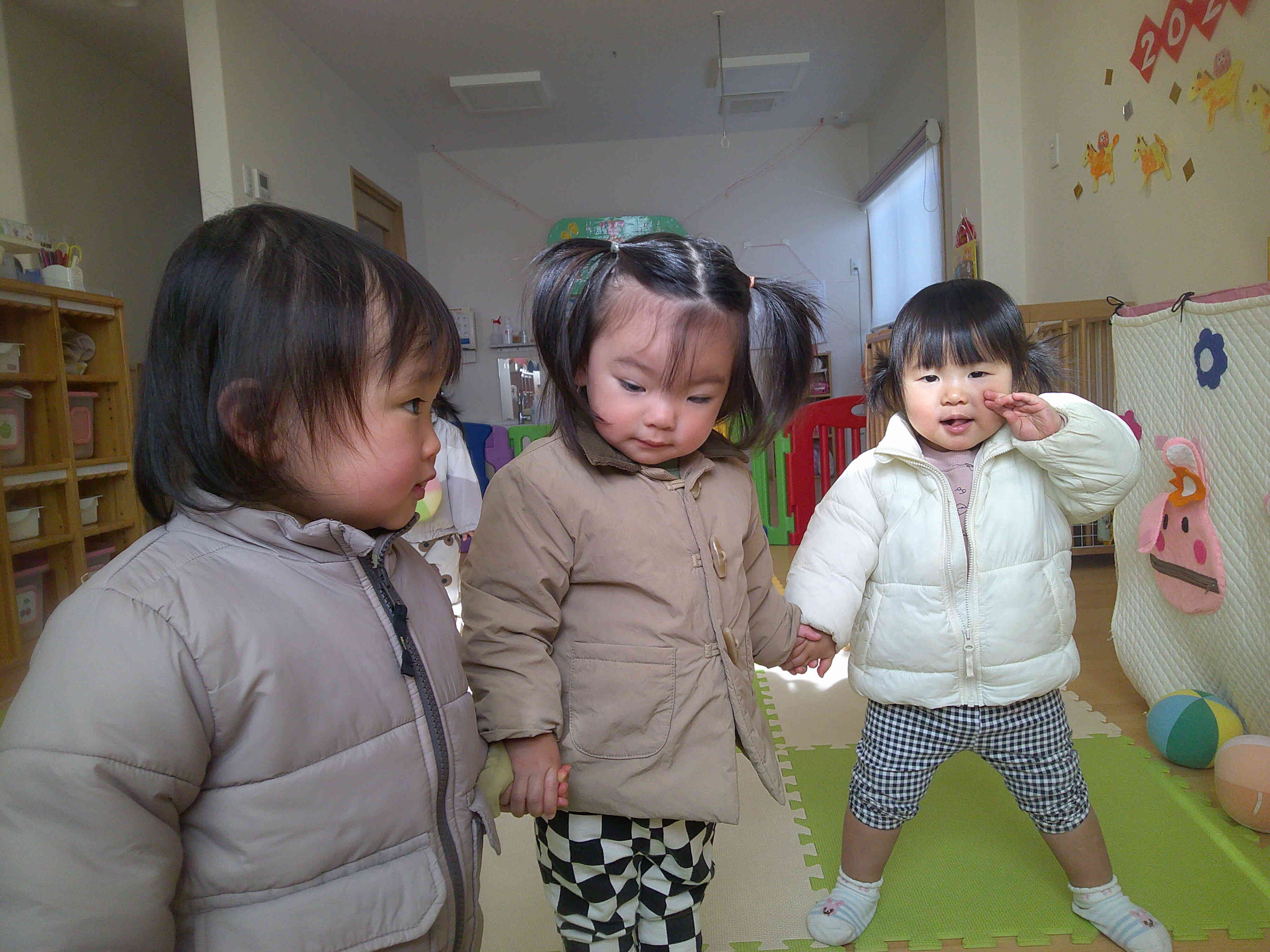 おてて繋いでどこいくの？