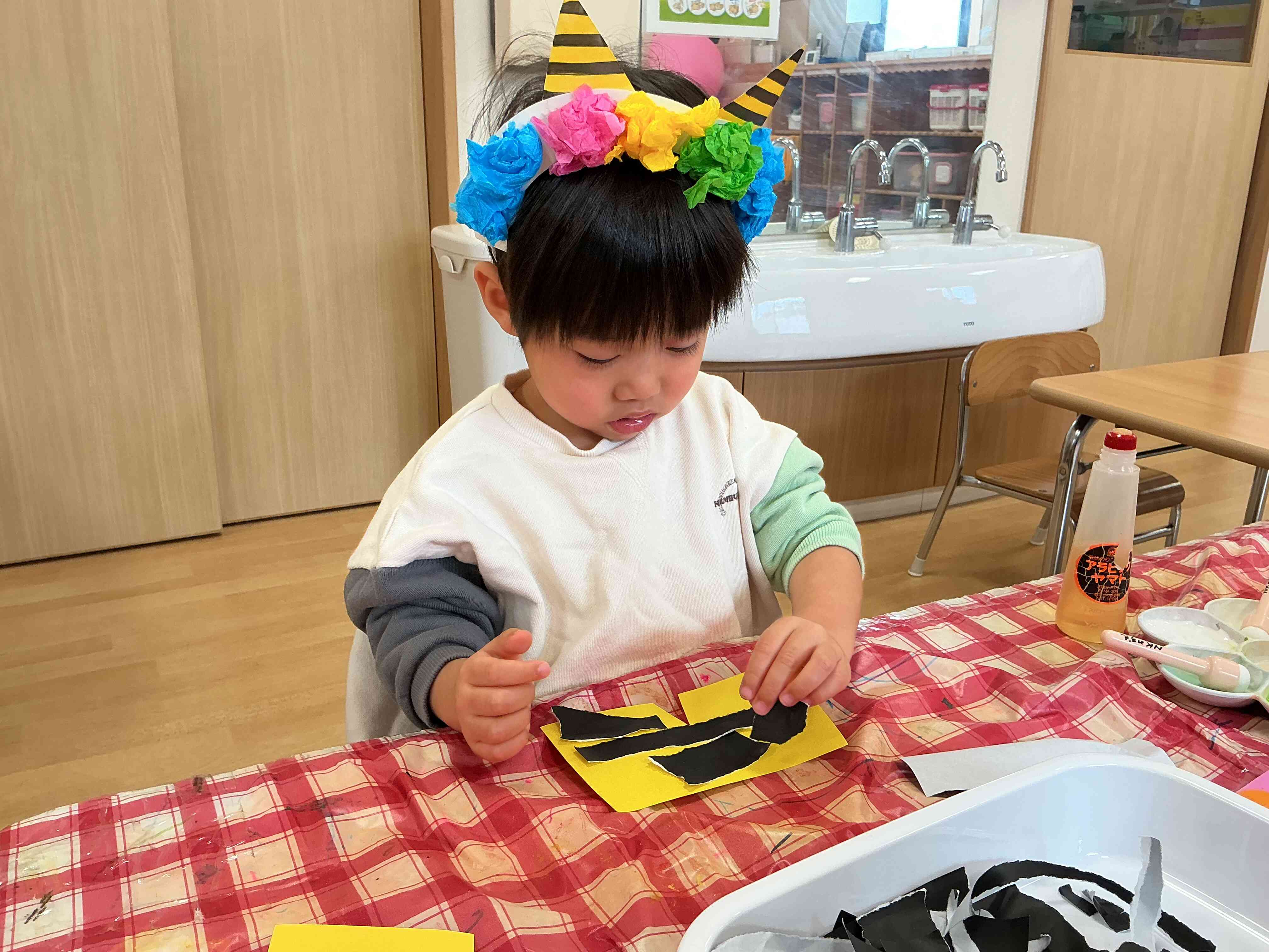 カチューシャをつけて製作したよ。