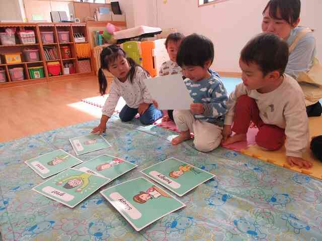 英語レッスンでカード遊び