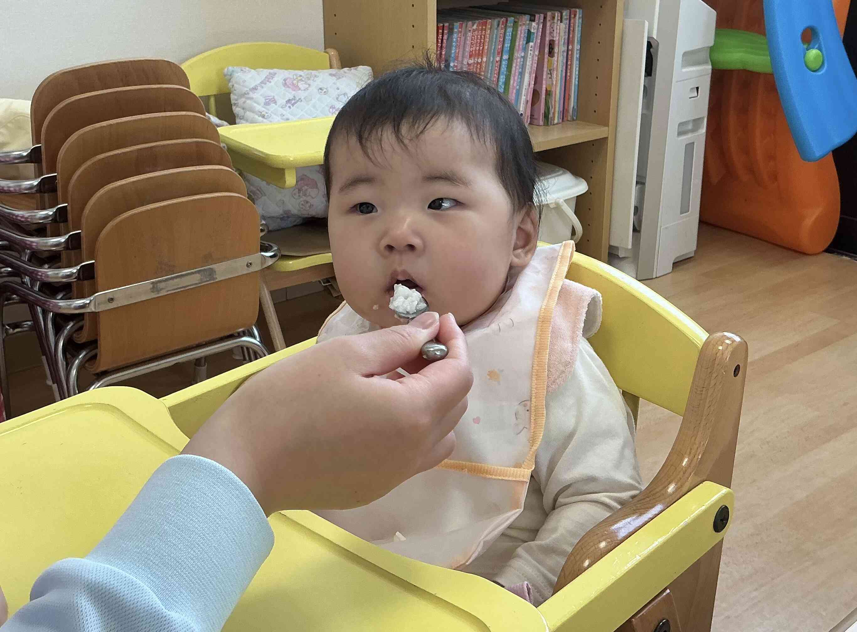 いっぱい食べるよ・ひよこ組（0歳児）