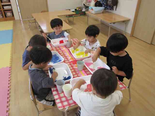 寒天遊び・うさぎ組(2歳児)