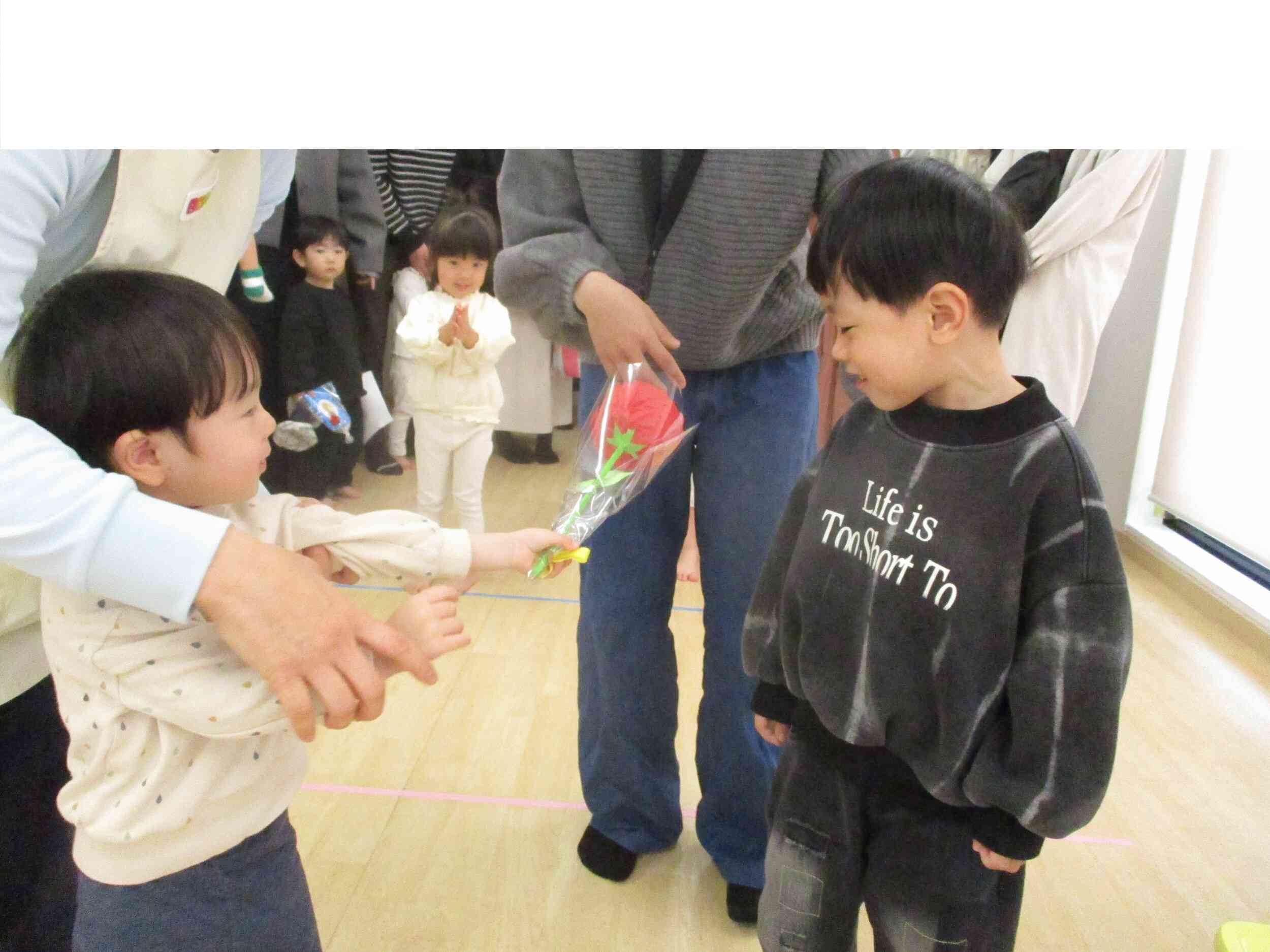 あひる組のお友だちからお花のプレゼントを贈りました！