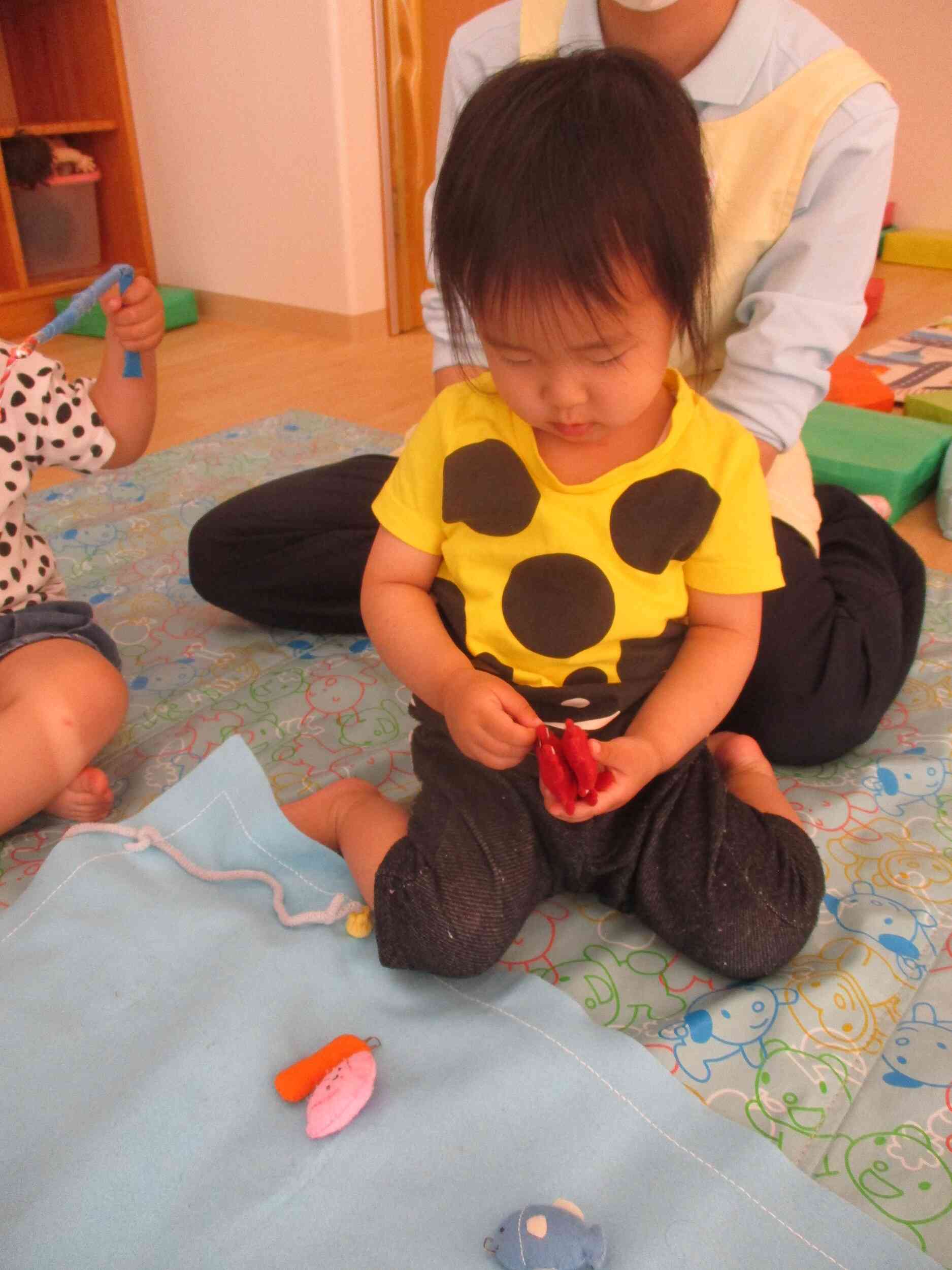 私は手で捕まえてるよ。