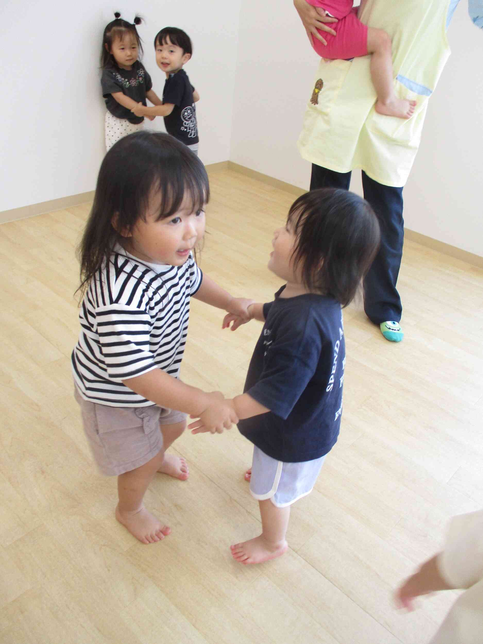 お友だちと手を繋いで。