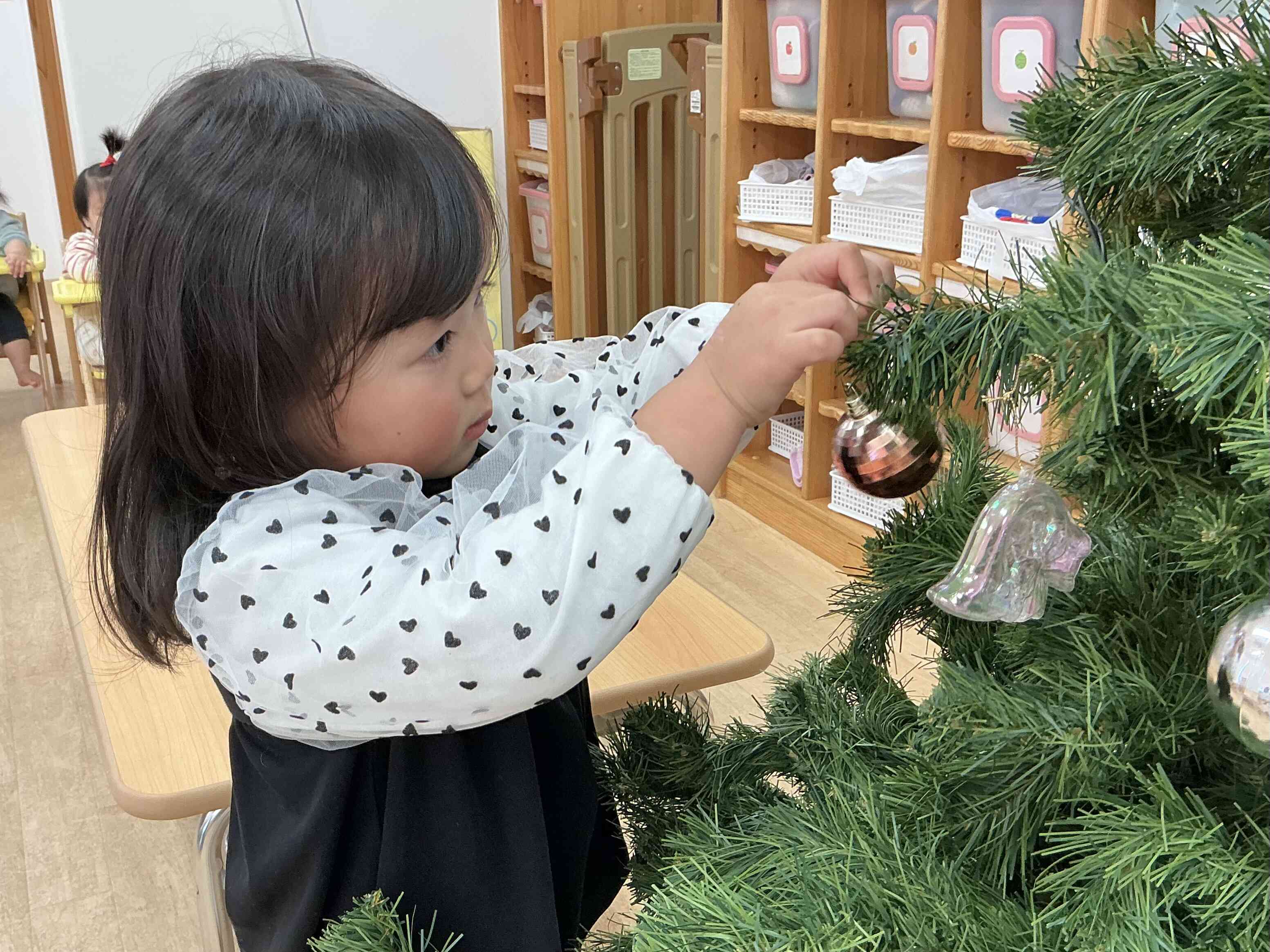 クリスマスツリーに飾りつけしました。